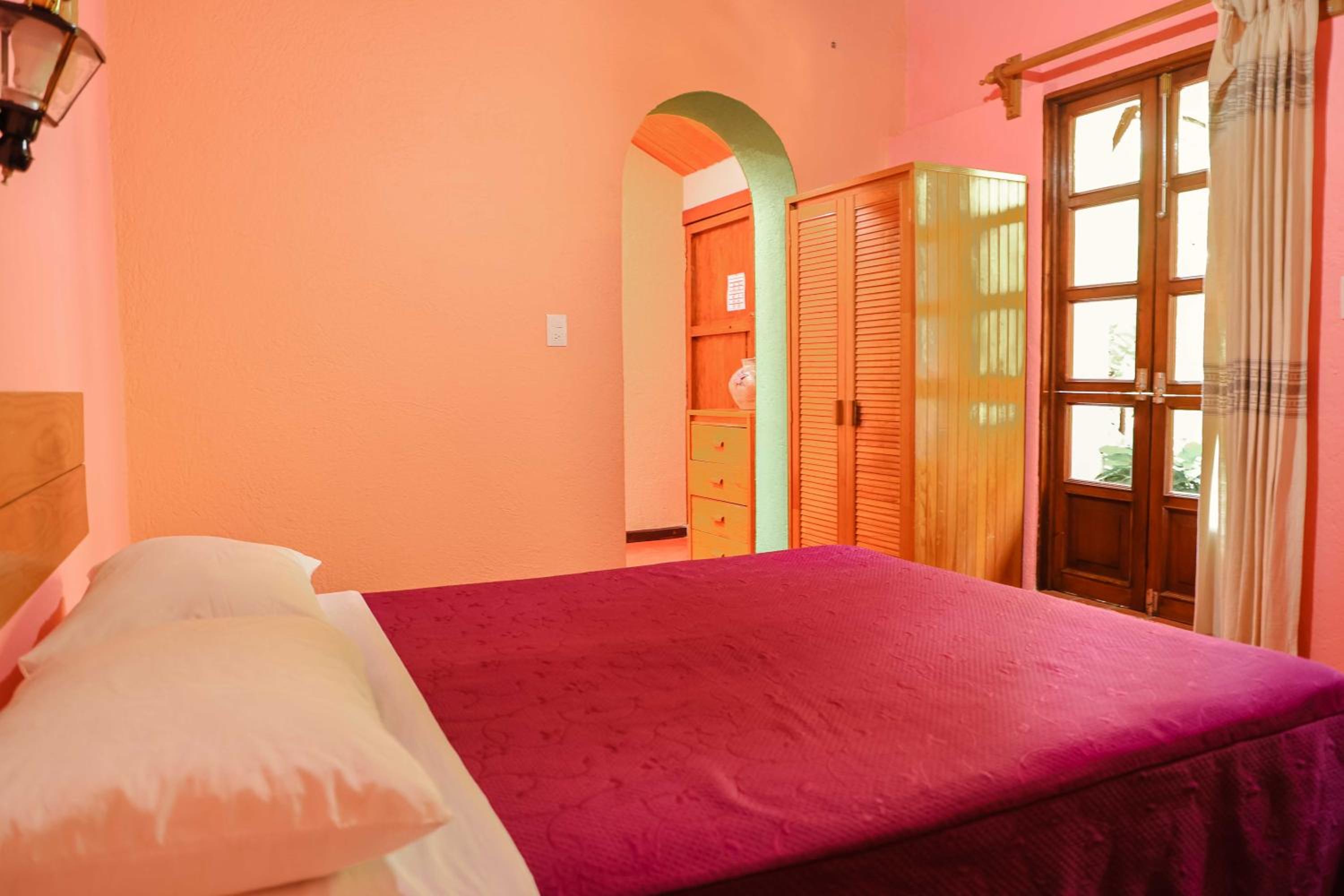 Budget Double Room - Photo 11