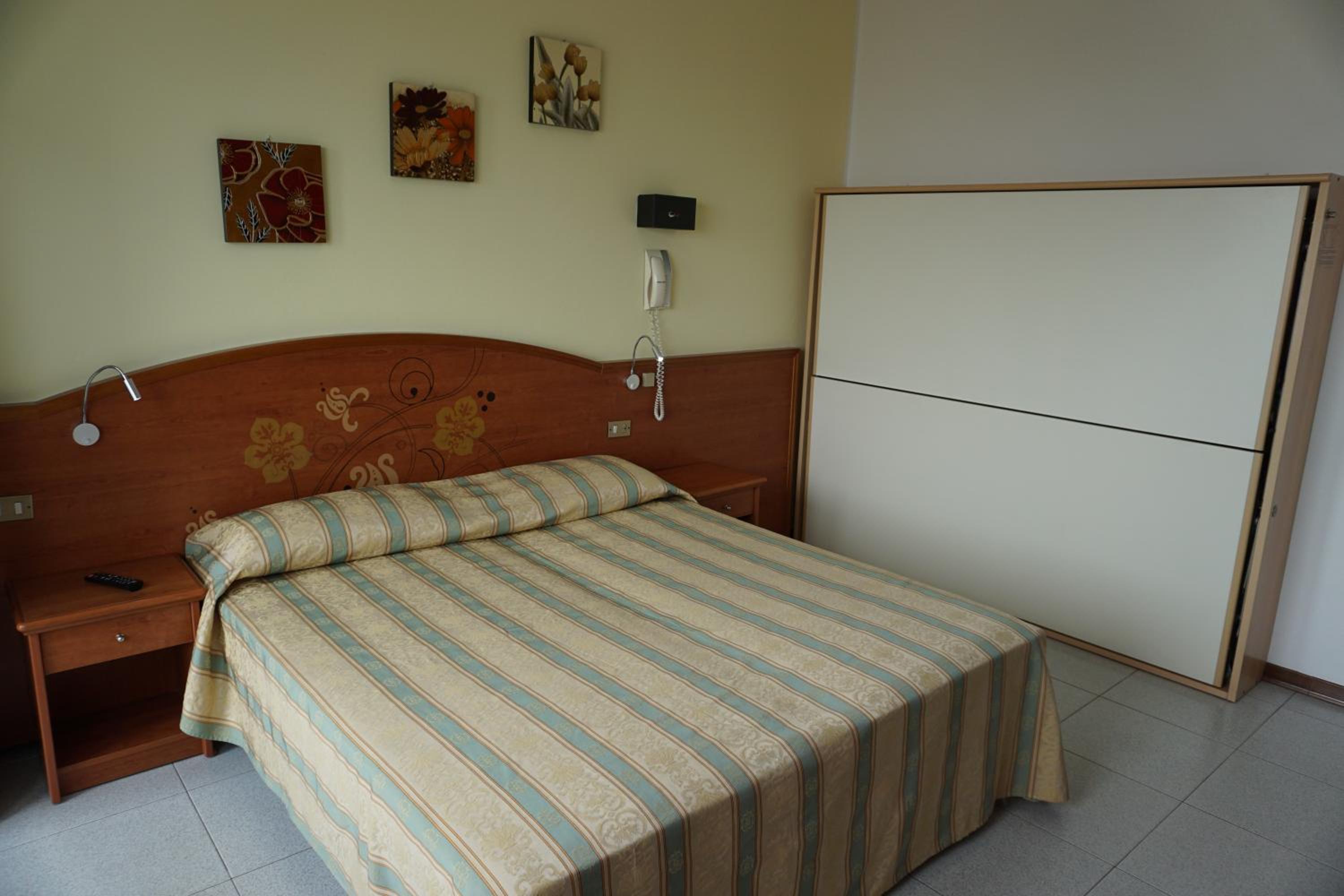 Triple Room with Side Sea View photo 2