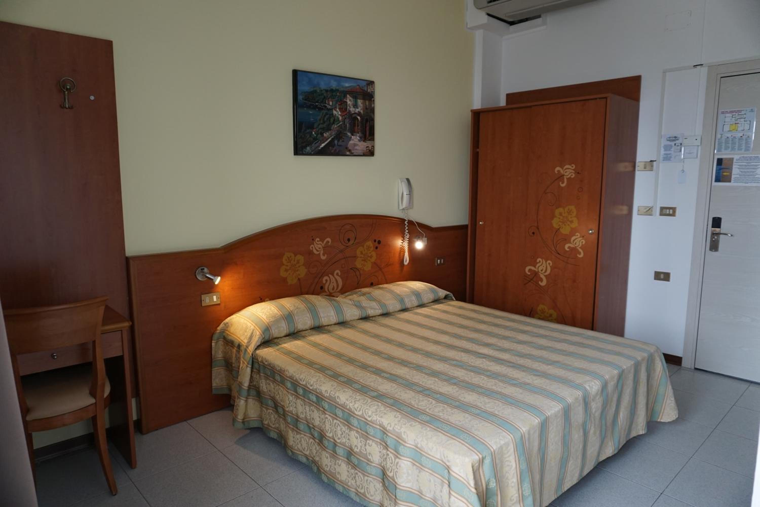 Double or Twin Room with Front Sea View photo 3