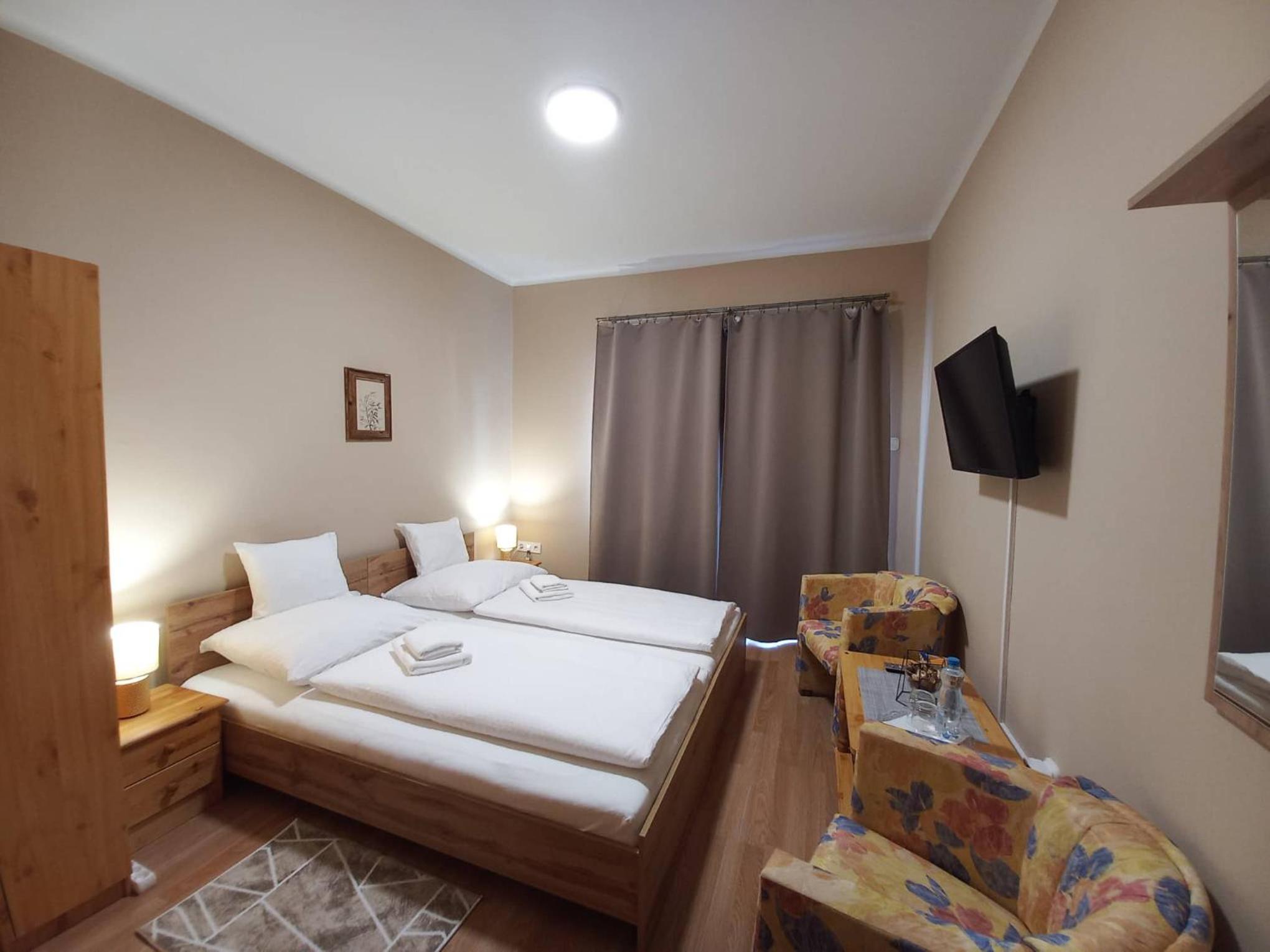 Twin Room with Private Bathroom photo 3