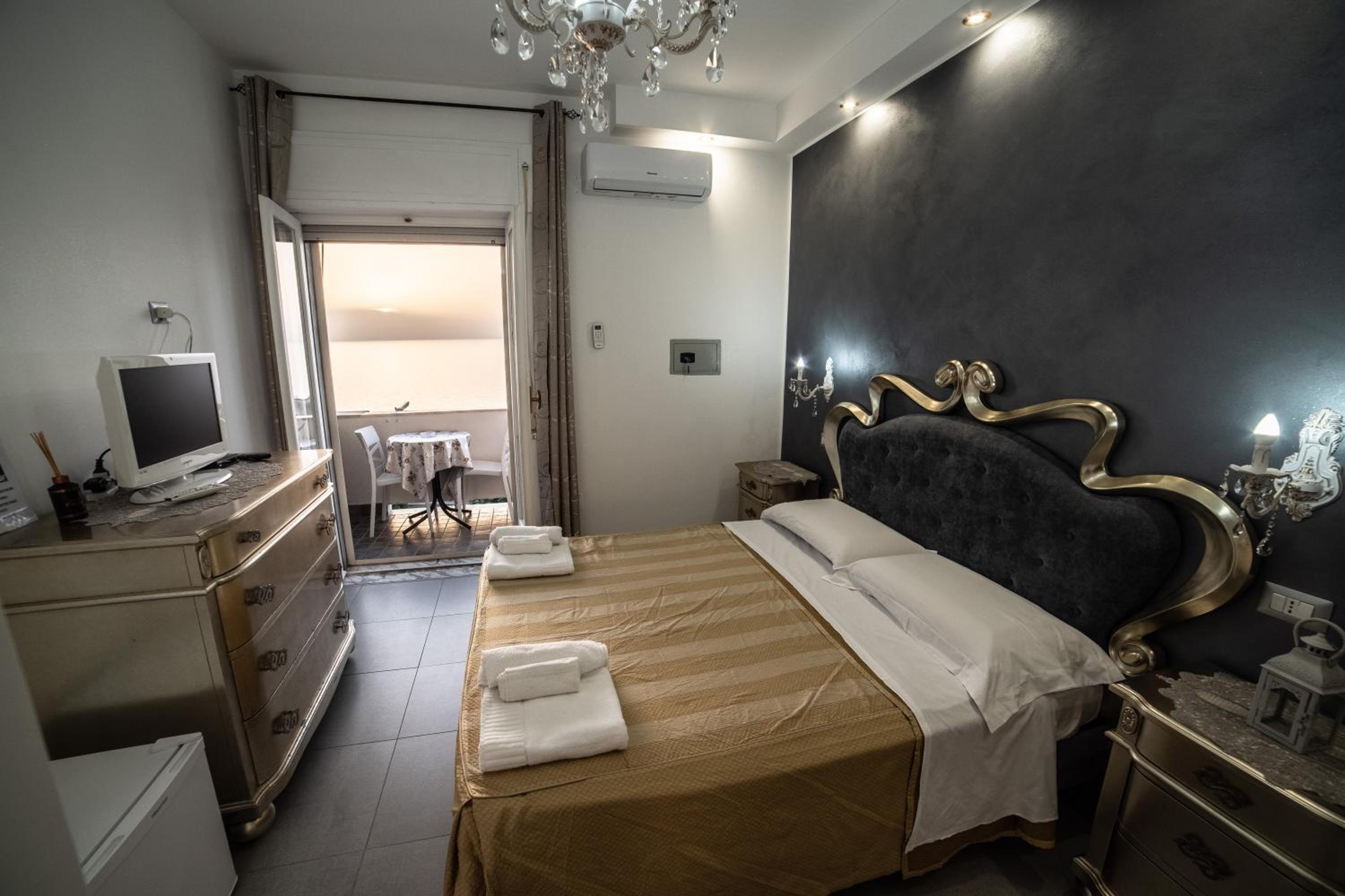 Double Room with Balcony and Sea View photo 1