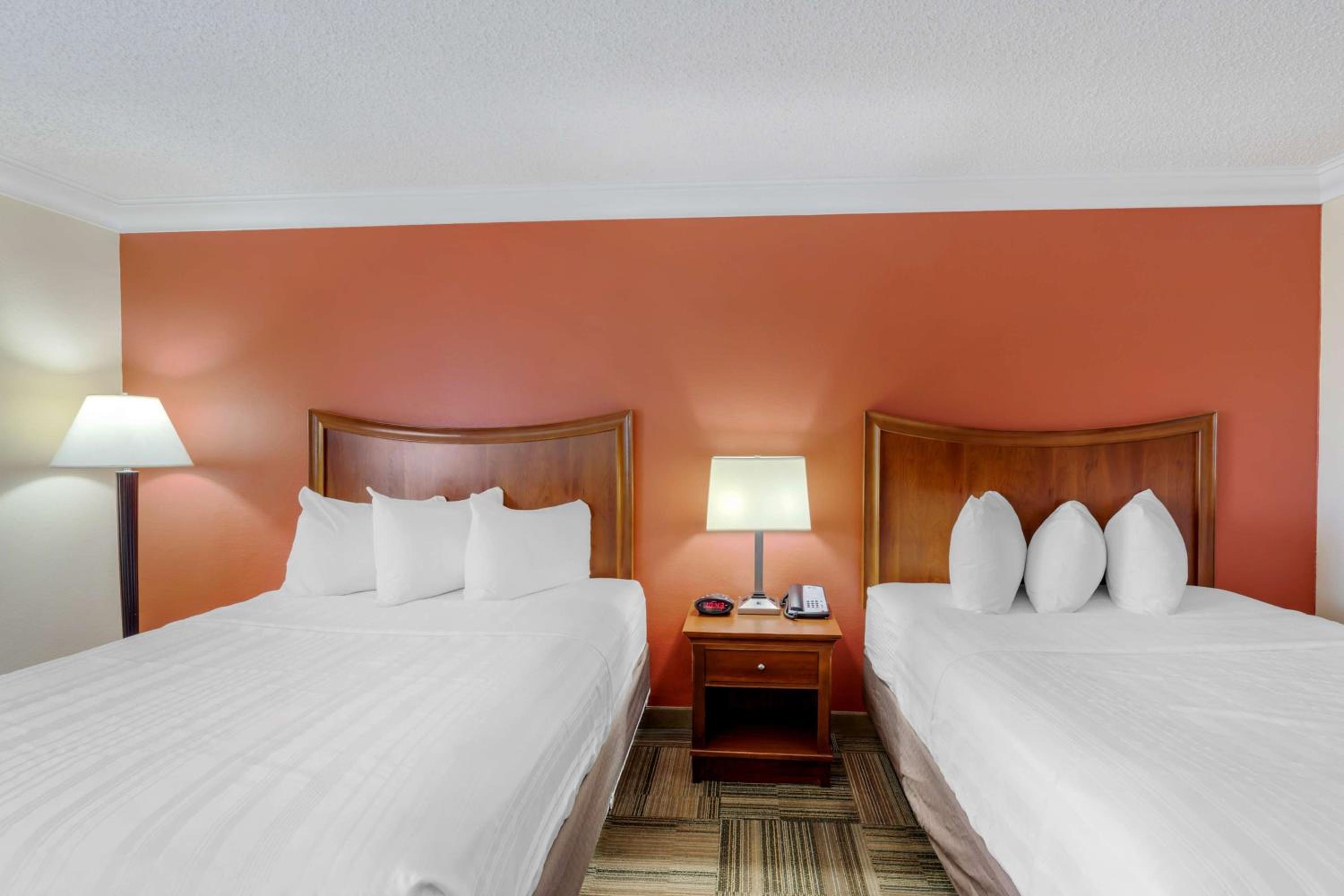 Queen Room with Two Queen Beds - Photo 4