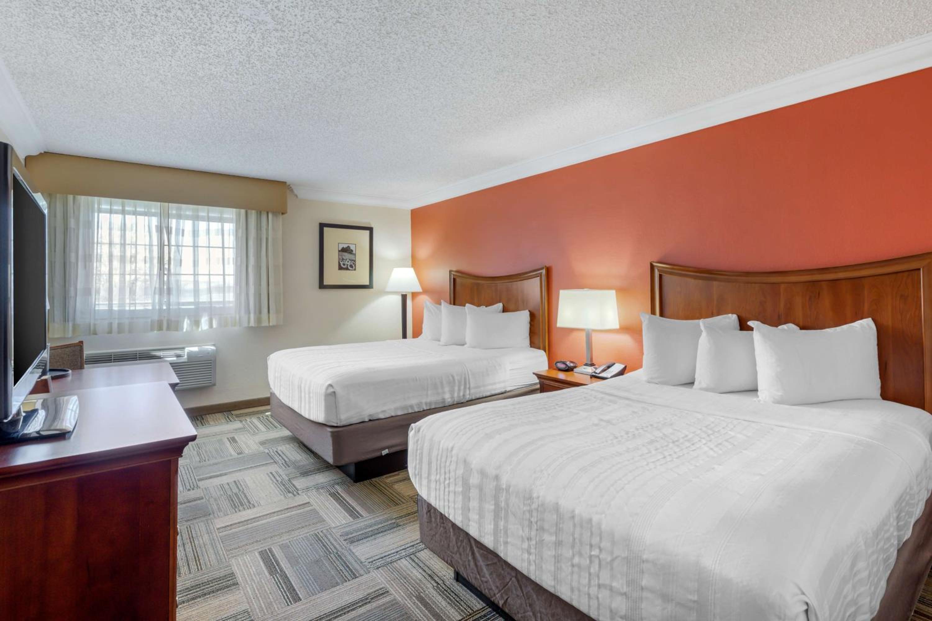 Queen Room with Two Queen Beds - Photo 2