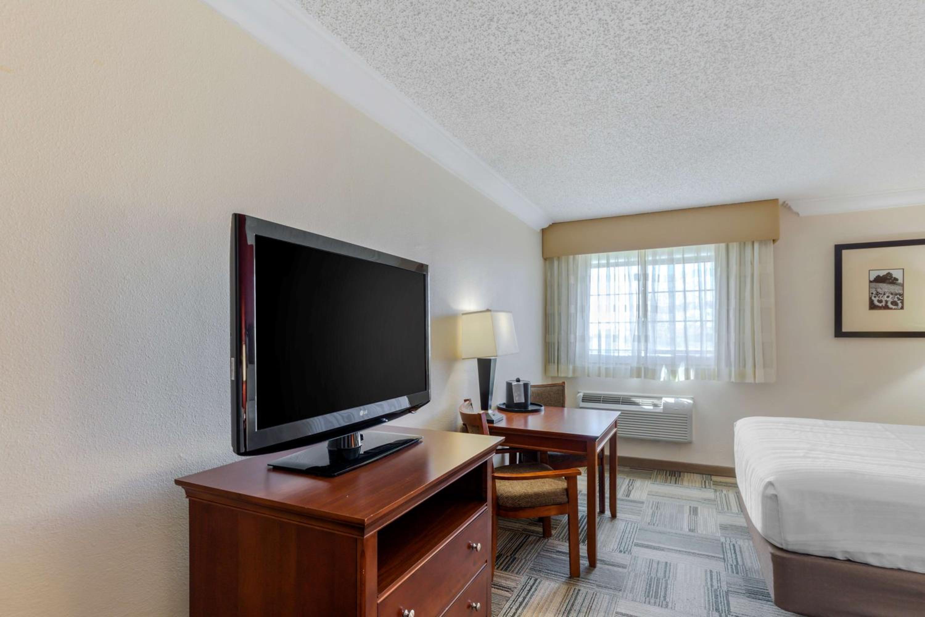 Queen Room with Two Queen Beds - Photo 7
