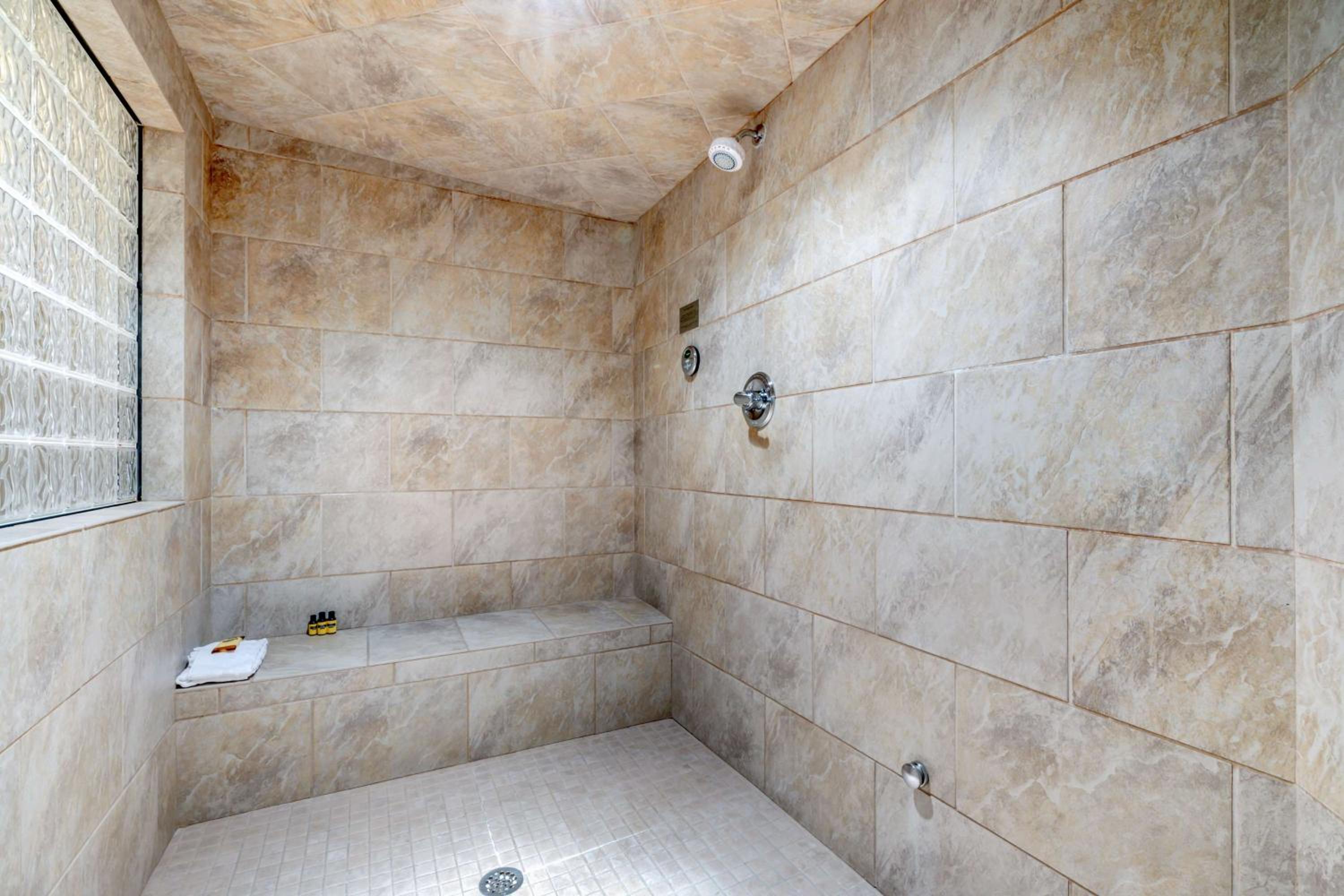 One-Bedroom Suite with Hot Tub photo 3