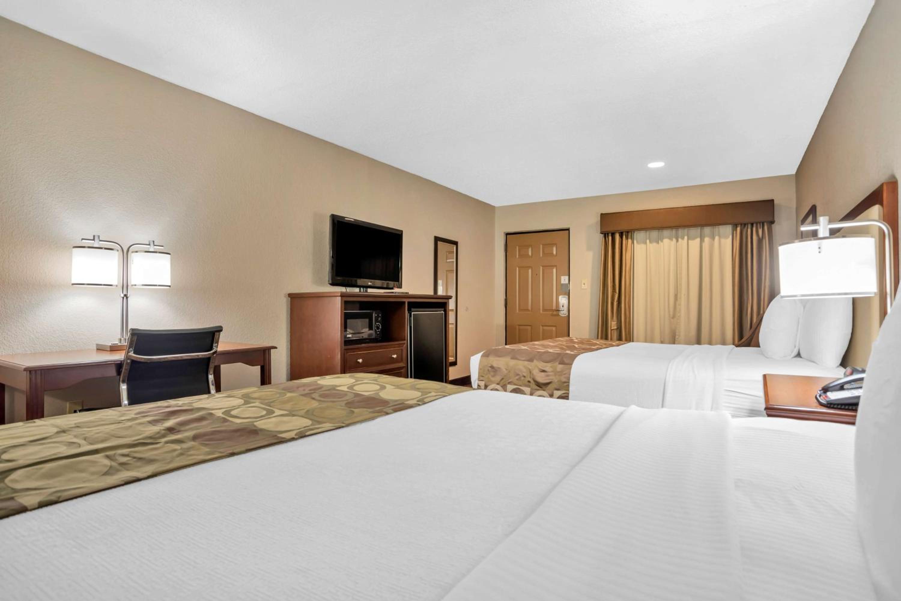 Queen Room with Two Queen Beds - Smoking photo 3