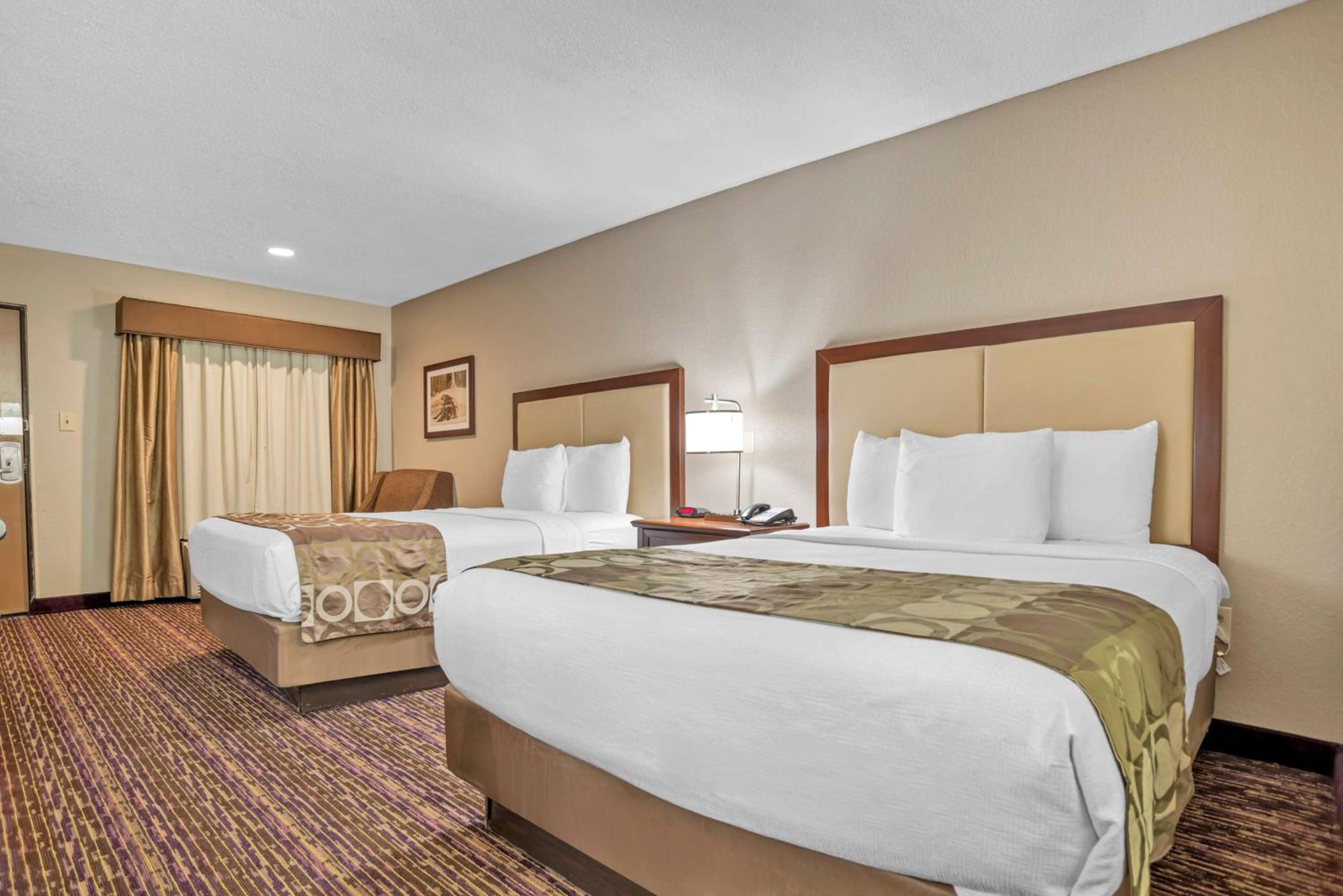 Queen Room with Two Queen Beds - Non-Smoking photo 2