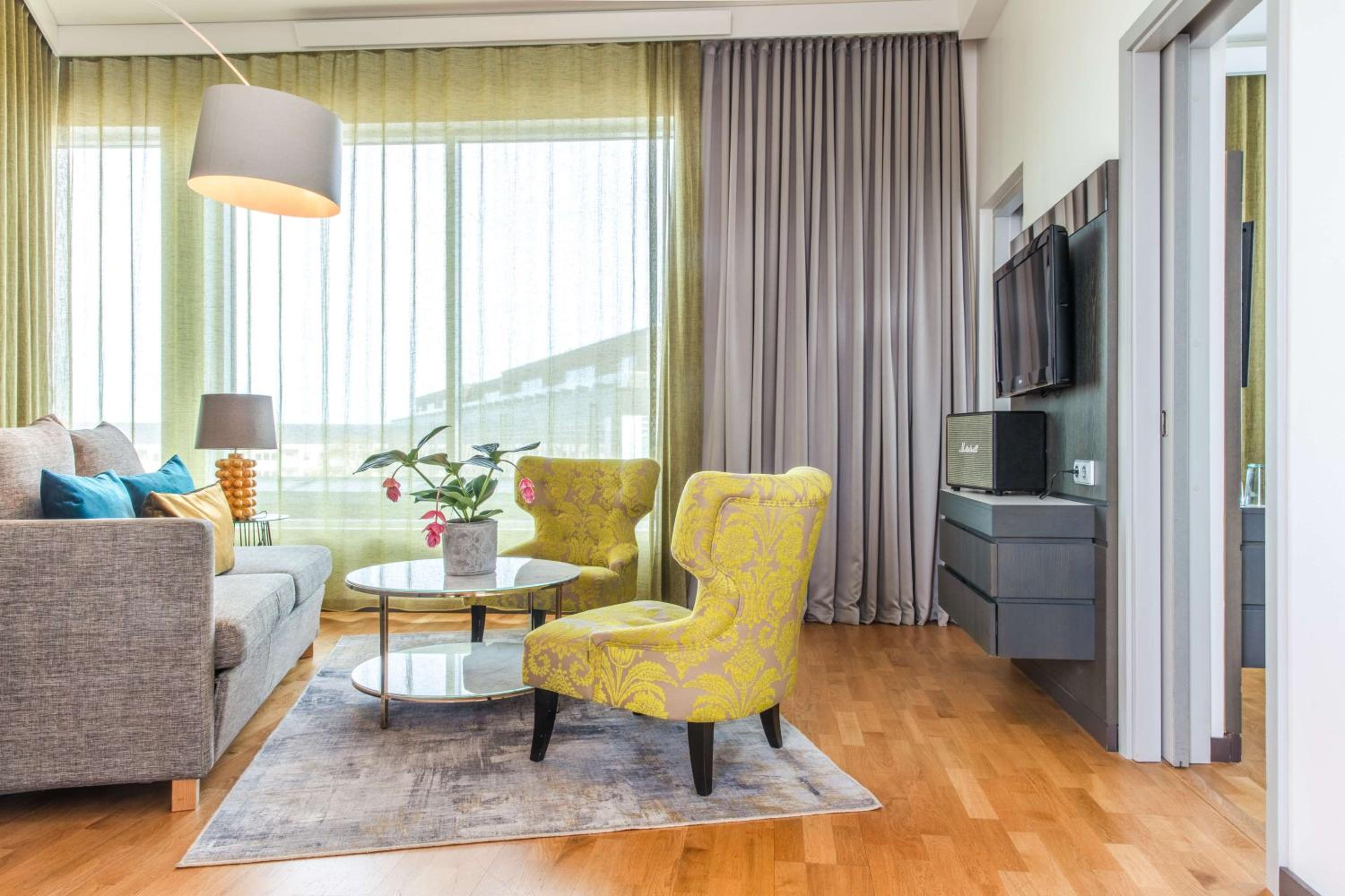 One-Bedroom Suite - Photo 6