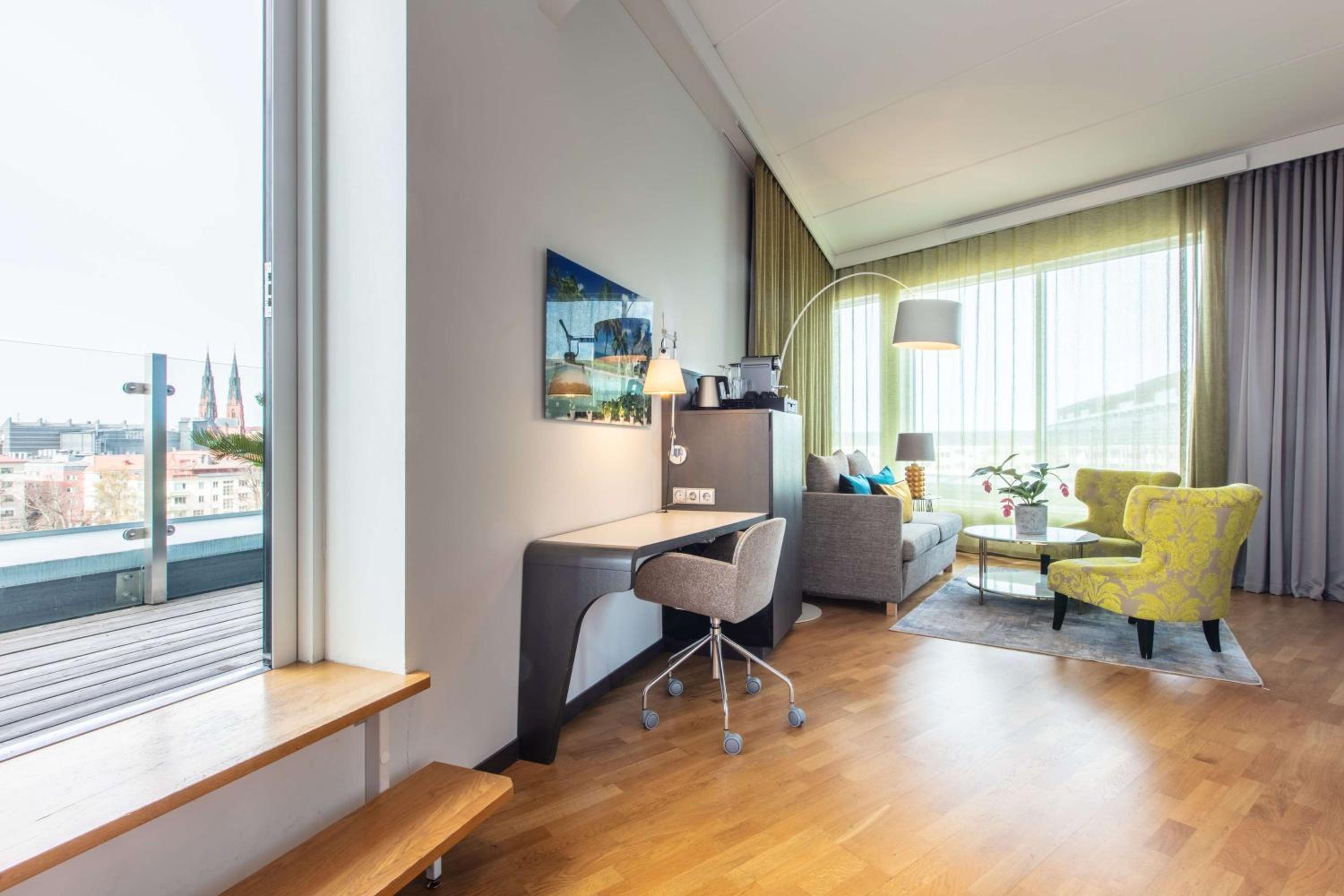 One-Bedroom Suite - Photo 4