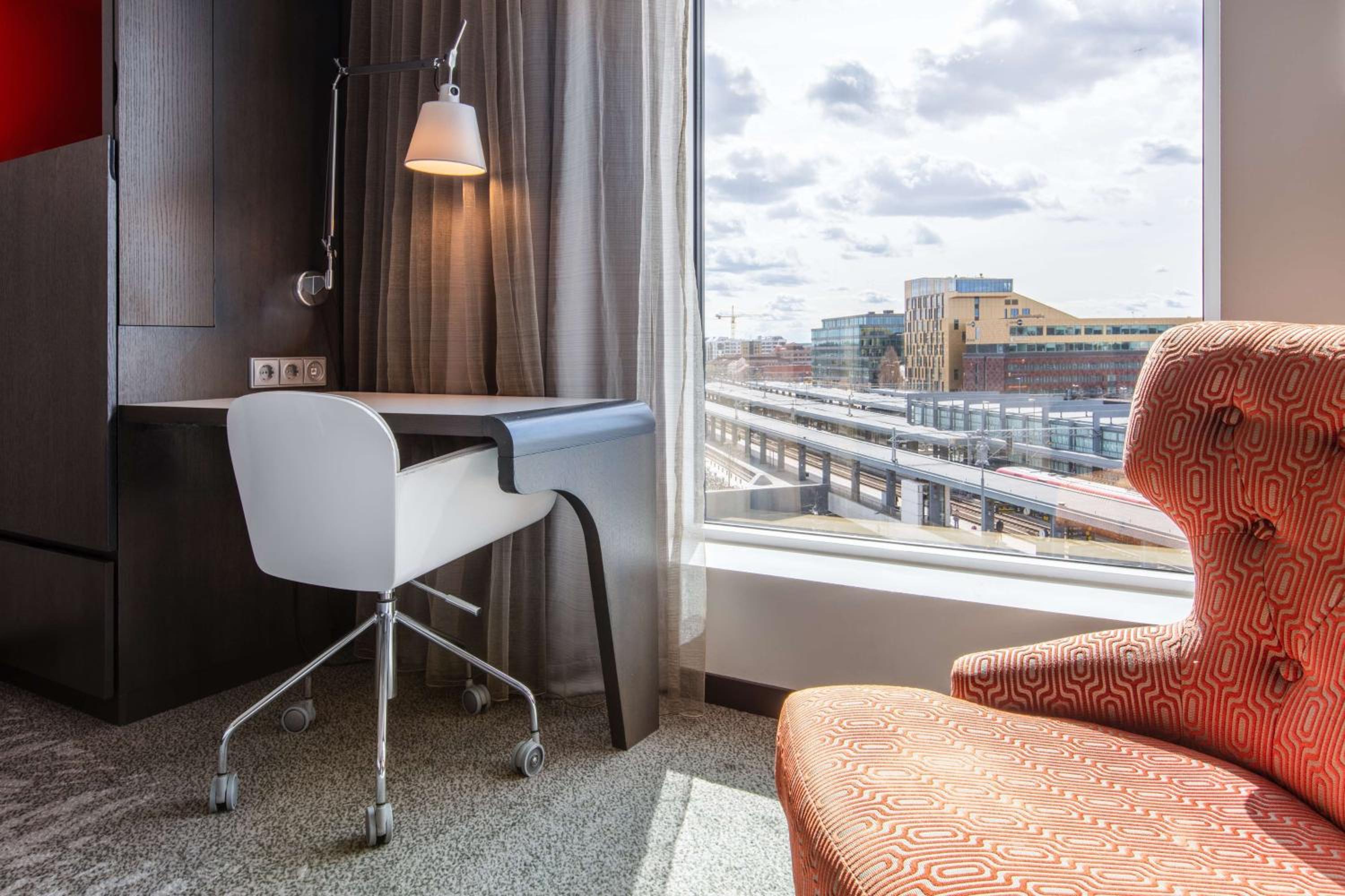Superior Room with City View - Photo 4