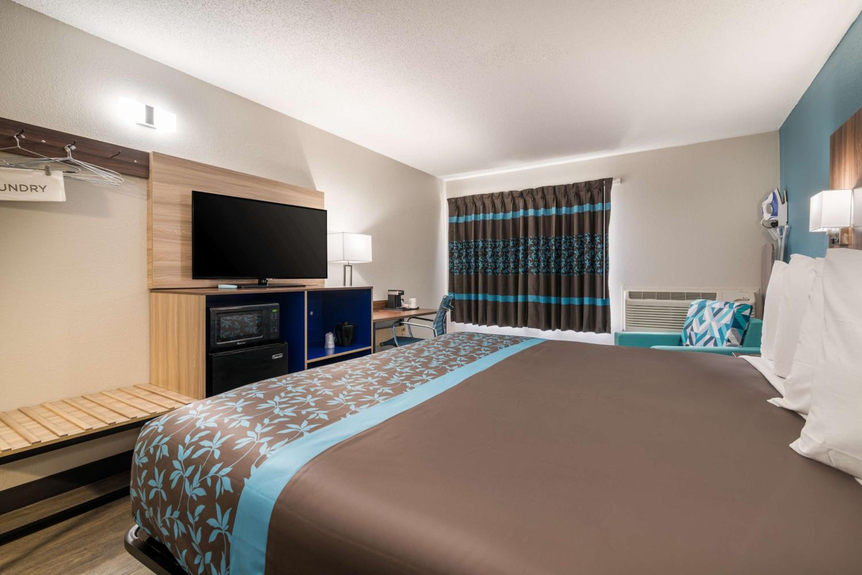 Queen Room with Bath Tub - Disability Access
