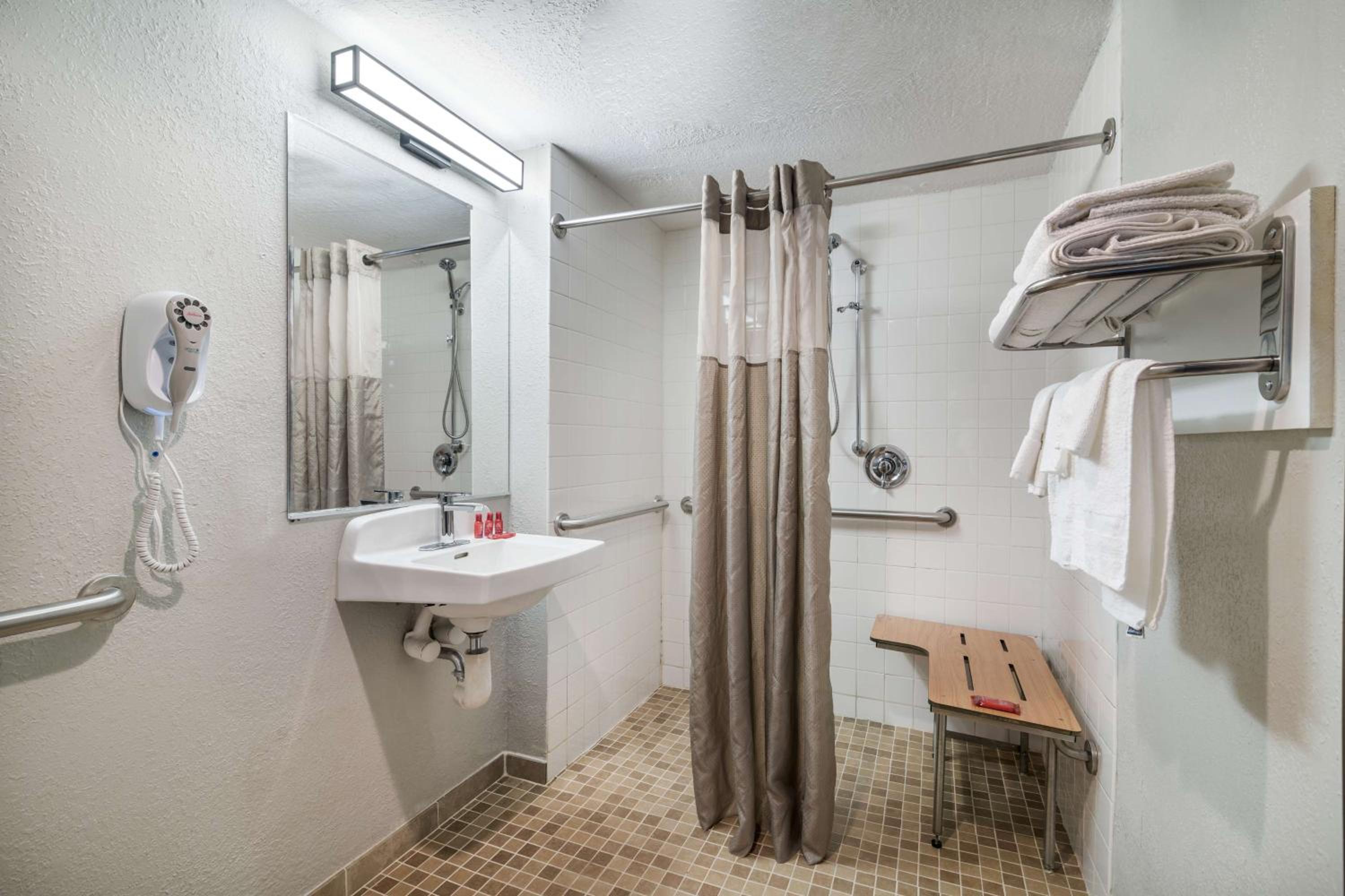 Queen Room with Roll-In Shower - Disability Access photo 3