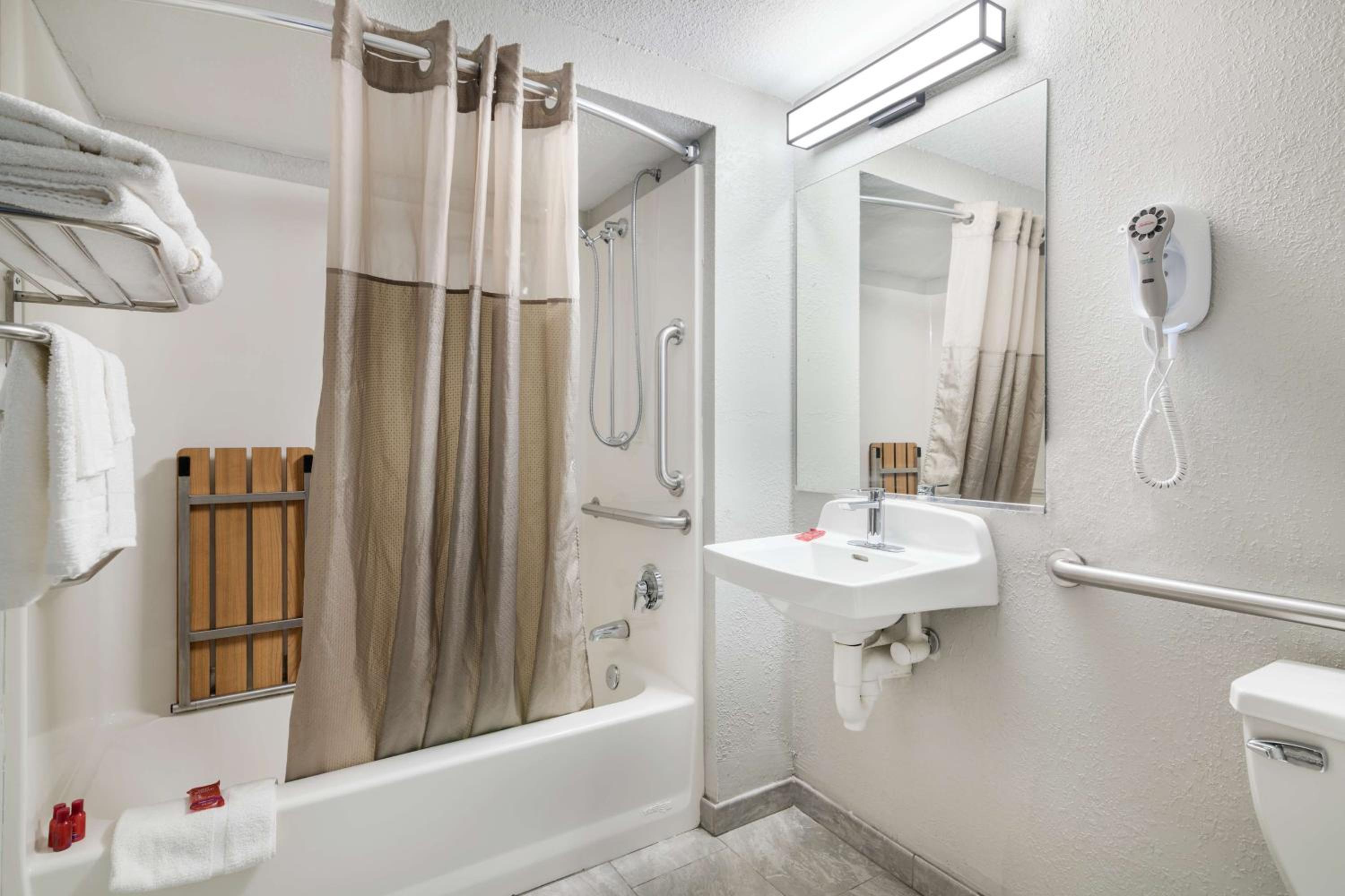 Queen Room with Bath Tub - Disability Access photo 2