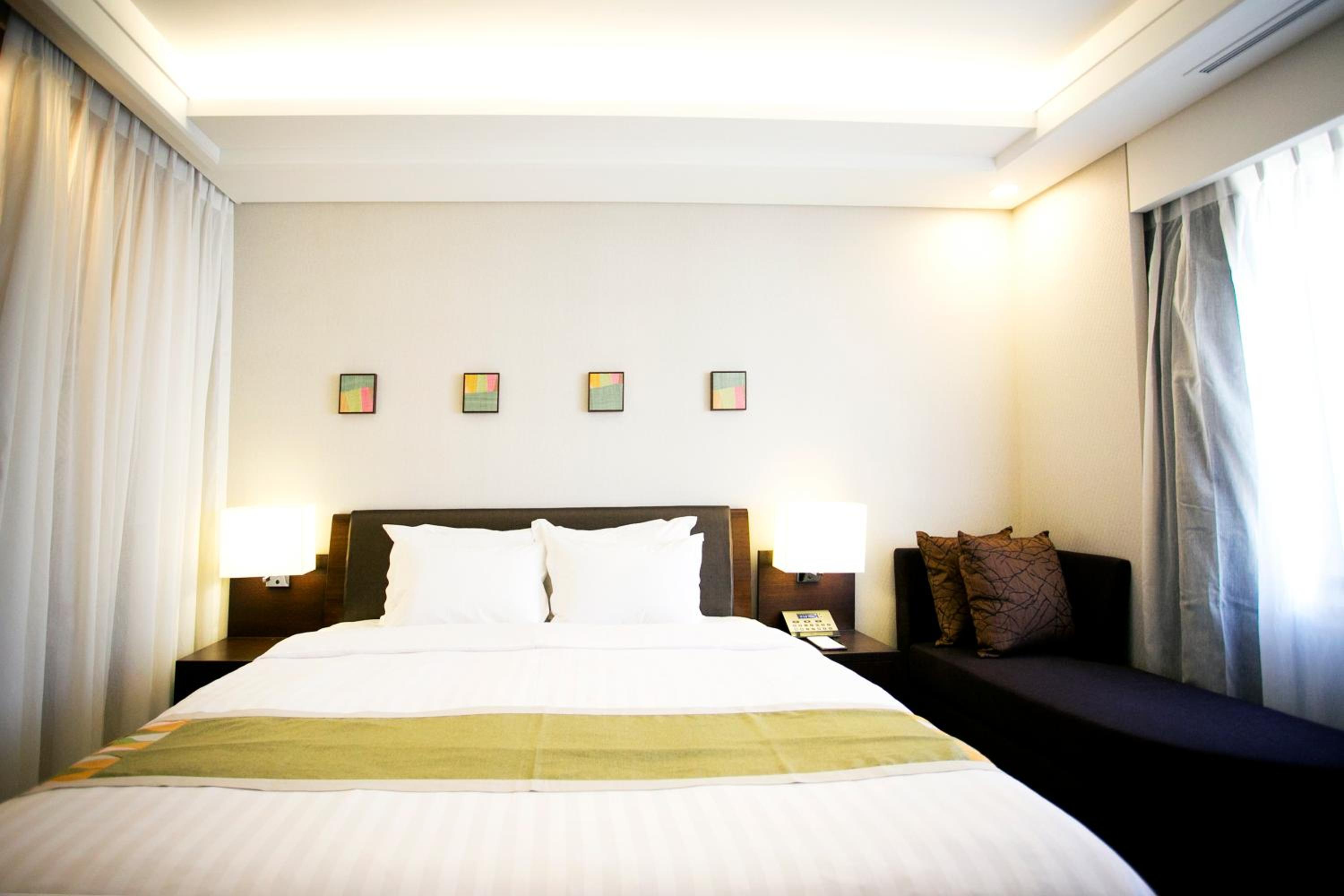Standard Double Room with Bath - Photo 5
