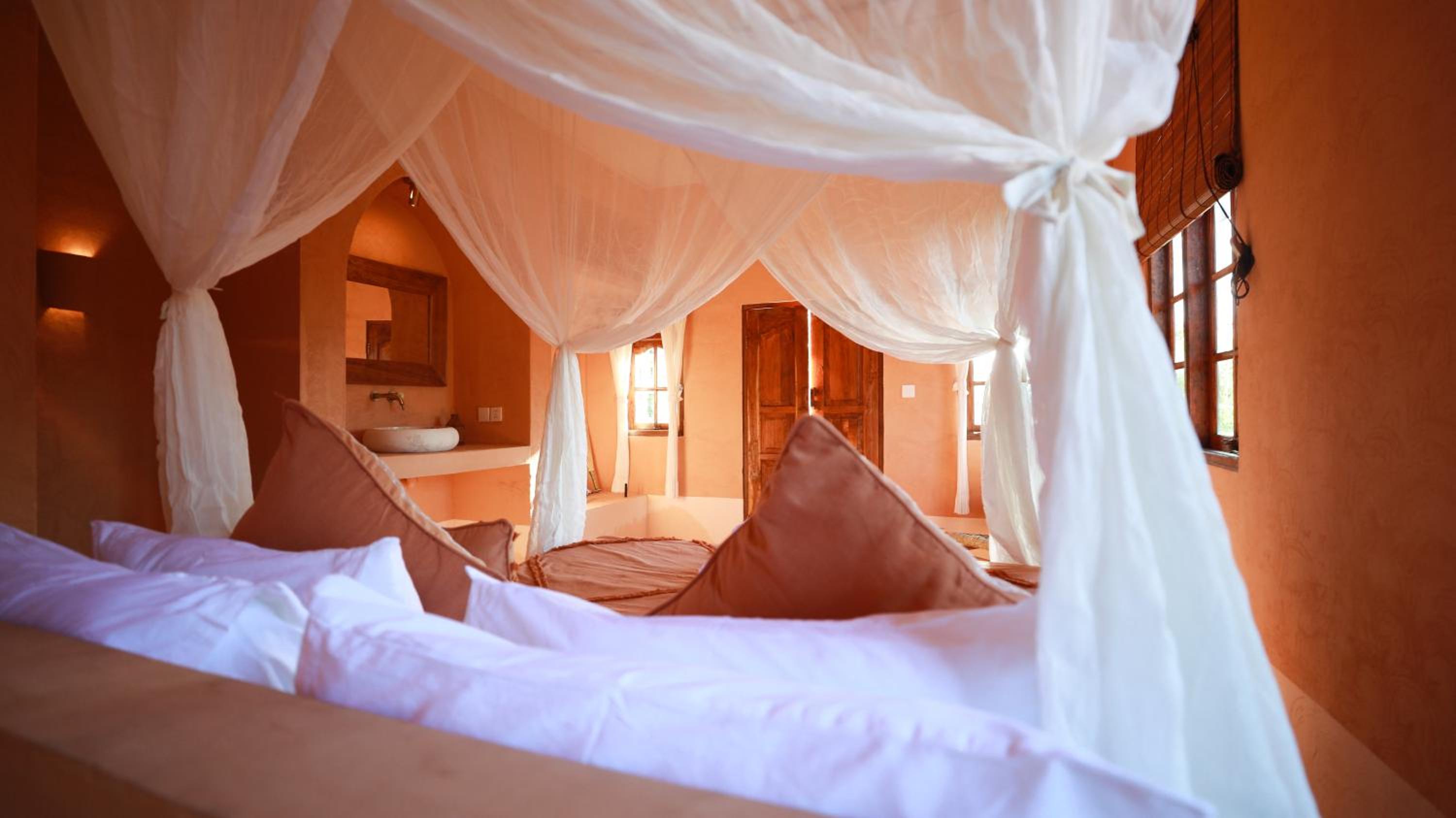 Deluxe Room With Bath - Photo 1