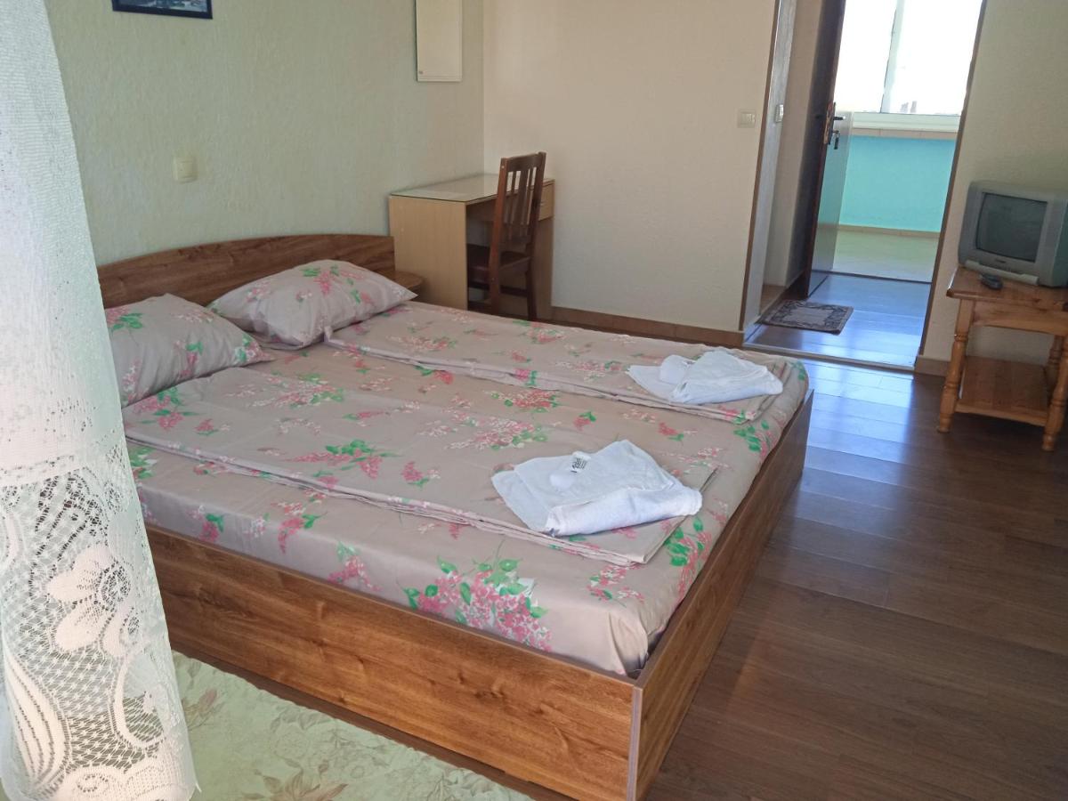 Double Room with Private Bathroom - Photo 2
