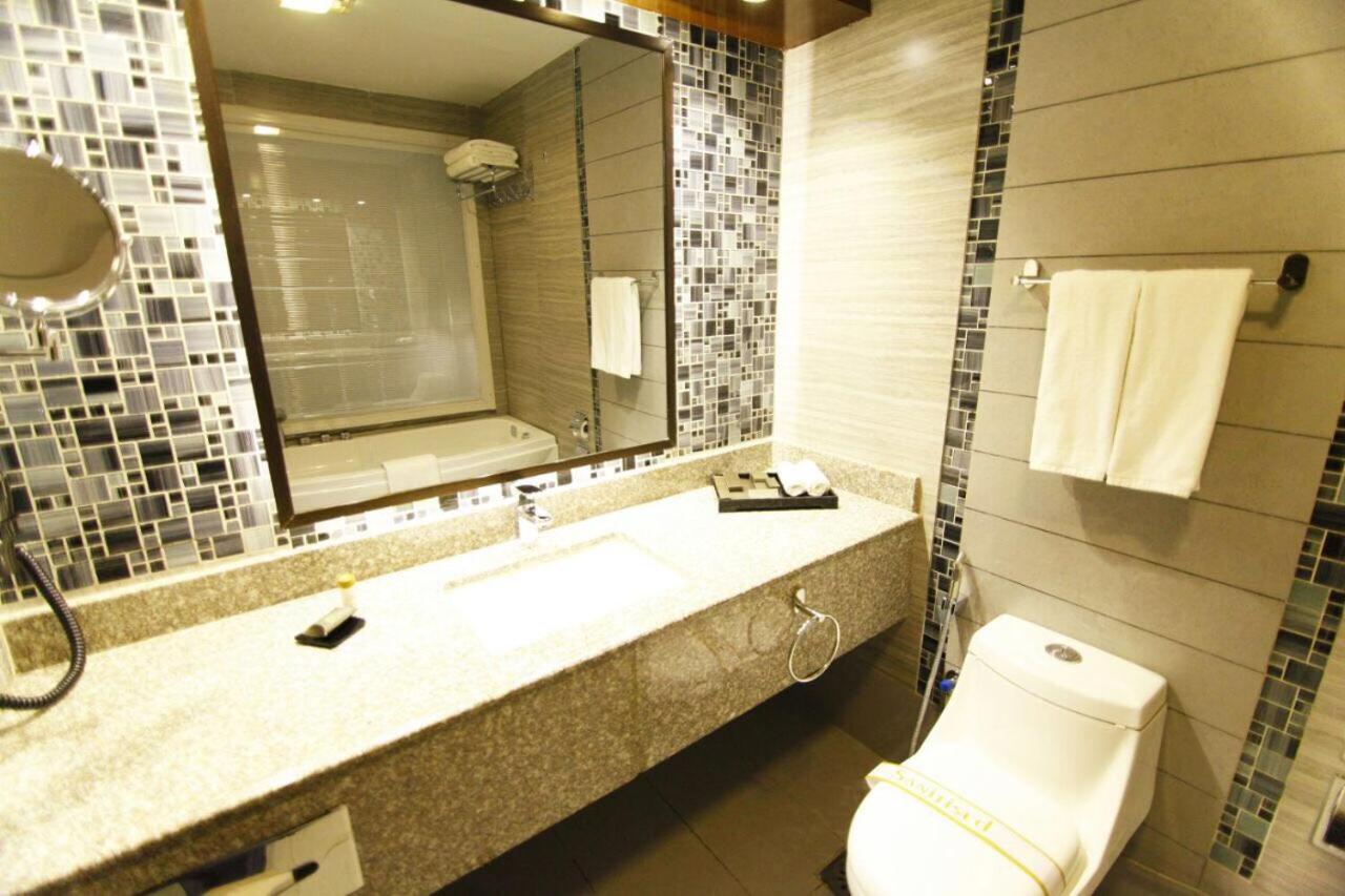 Deluxe King Room photo 1