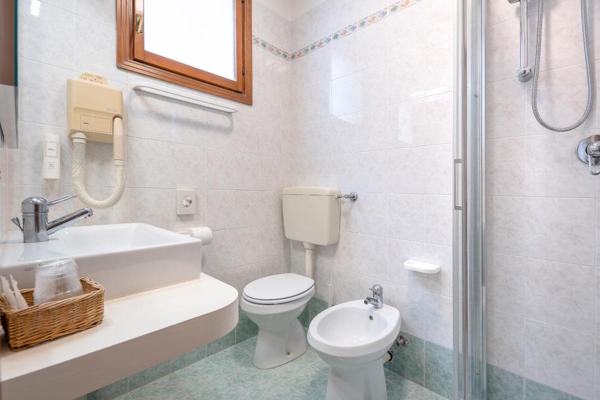 Double Room with Balcony and Sea View - Photo 9