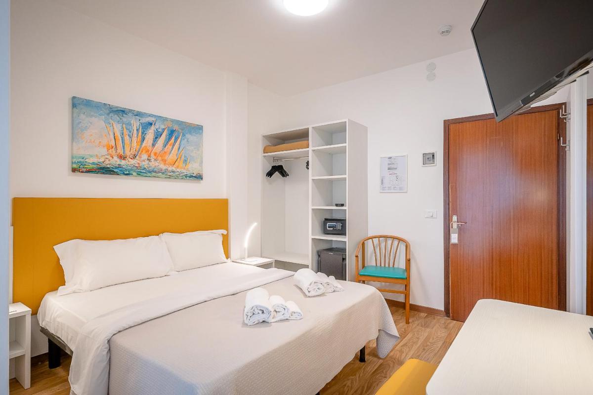 Double Room with Balcony and Side Sea View - Photo 1
