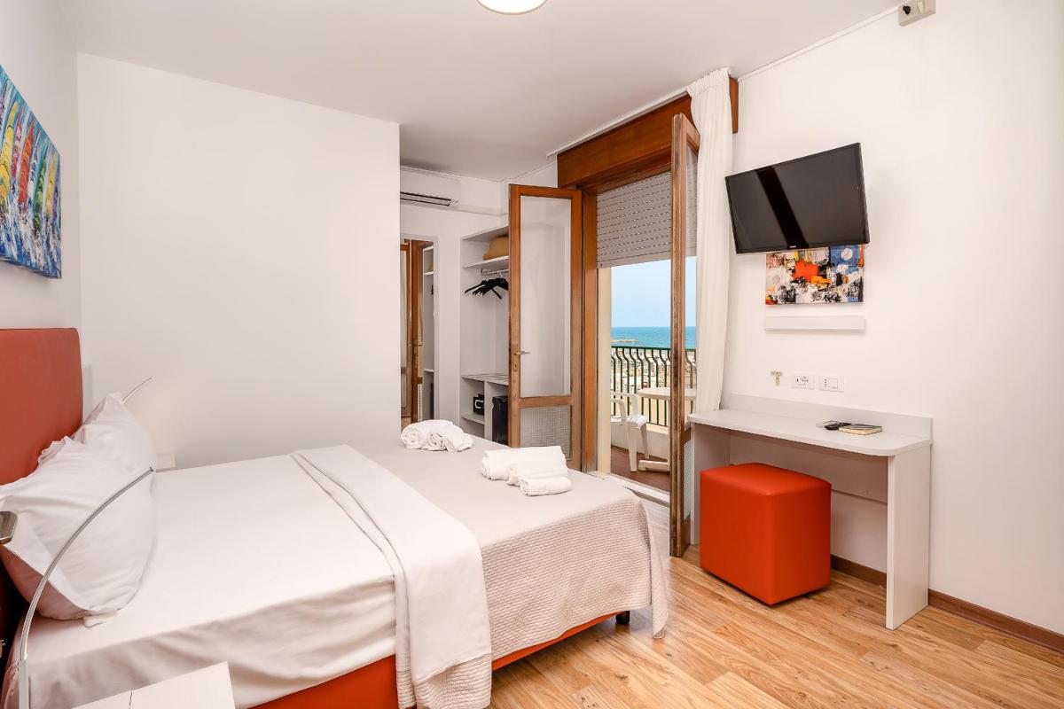 Double Room with Balcony and Sea View - Photo 8
