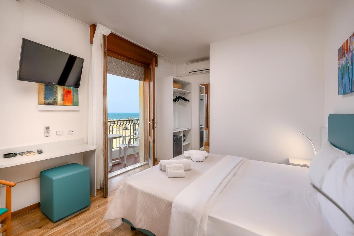 Double Room with Balcony and Sea View - Photo 3