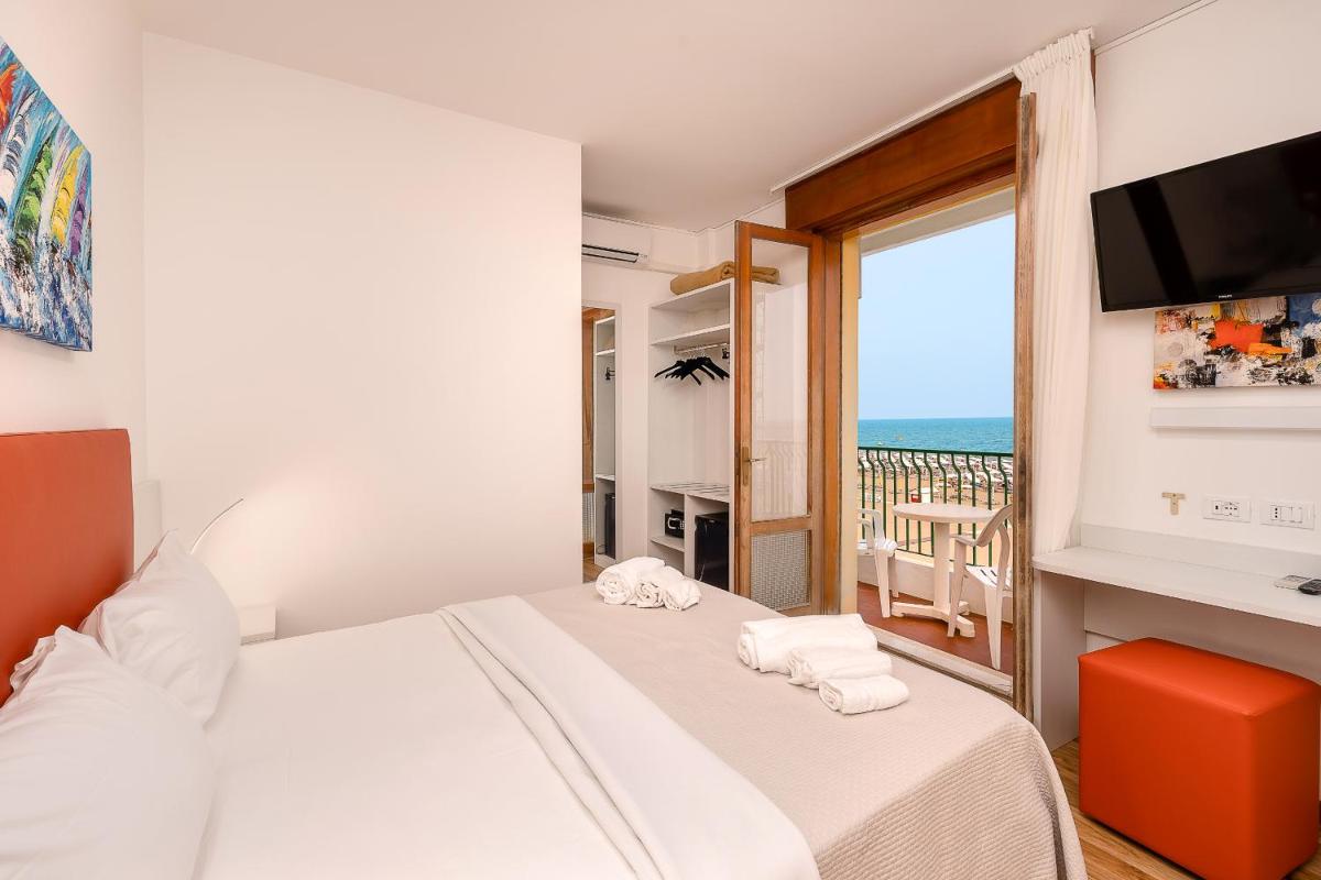 Double Room with Balcony and Sea View - Photo 1