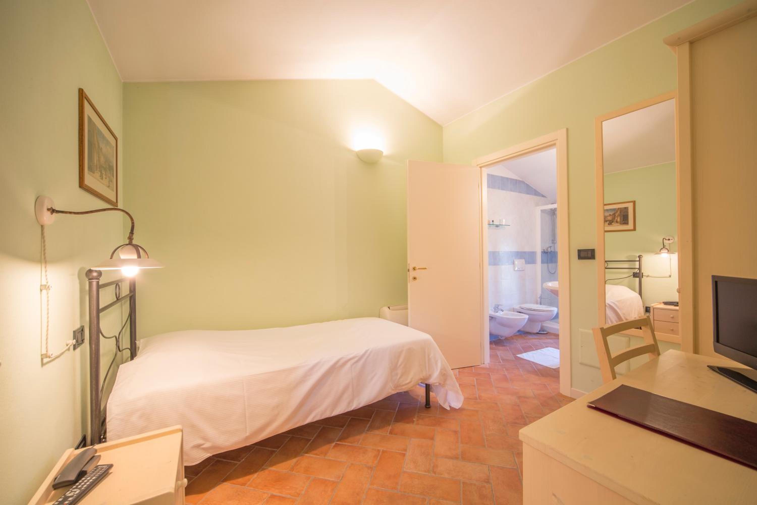 Single Room photo 3