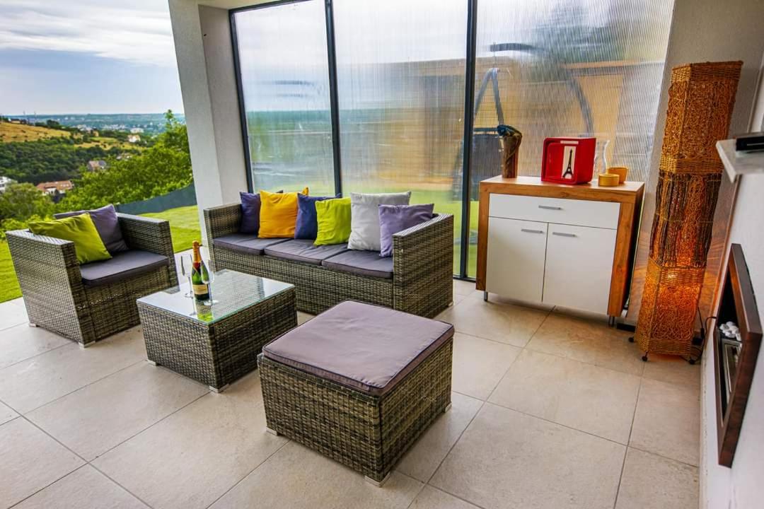 Villa - Photo 2