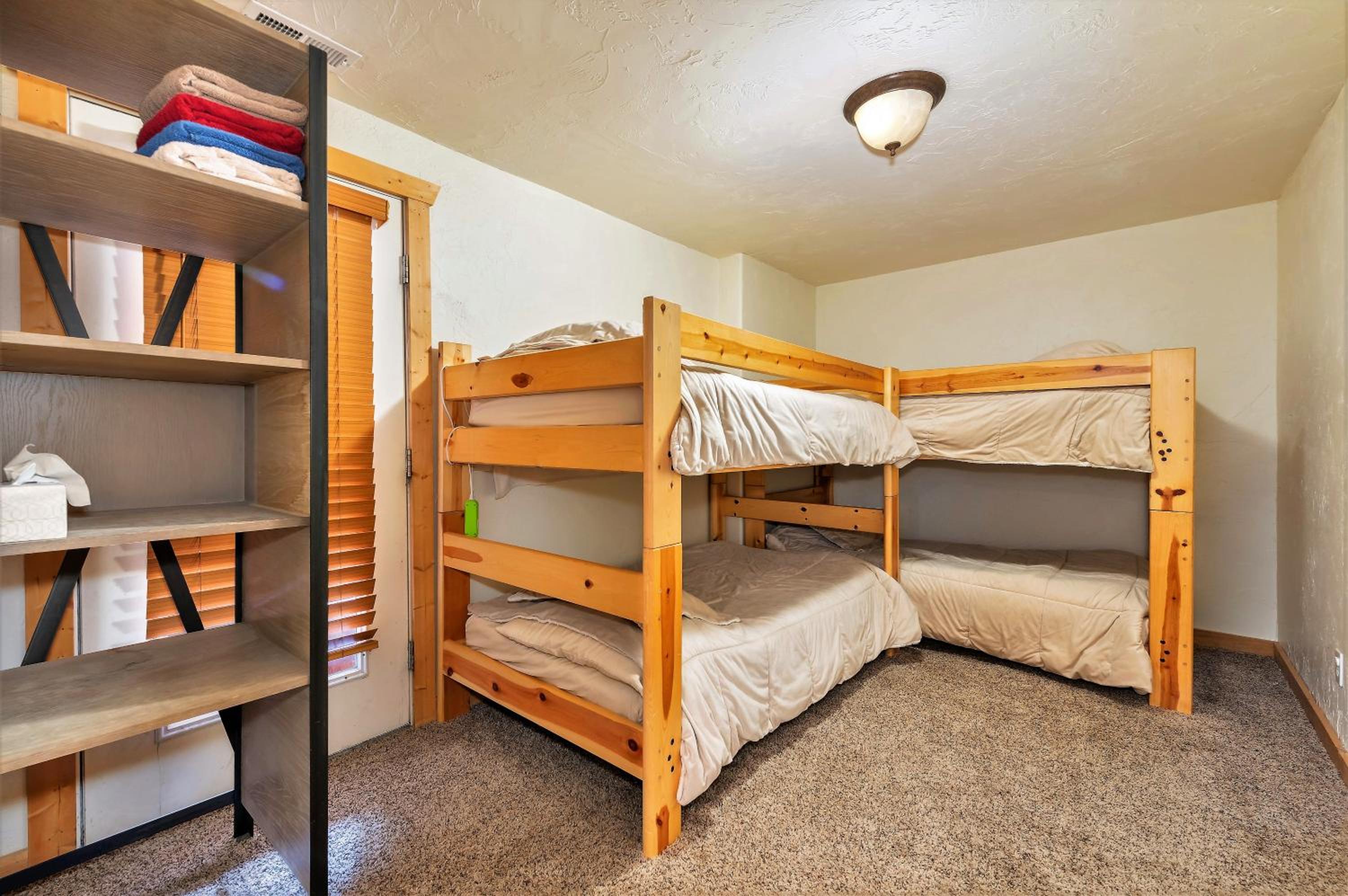 Economy Quadruple Room with Shared Bathroom photo 1