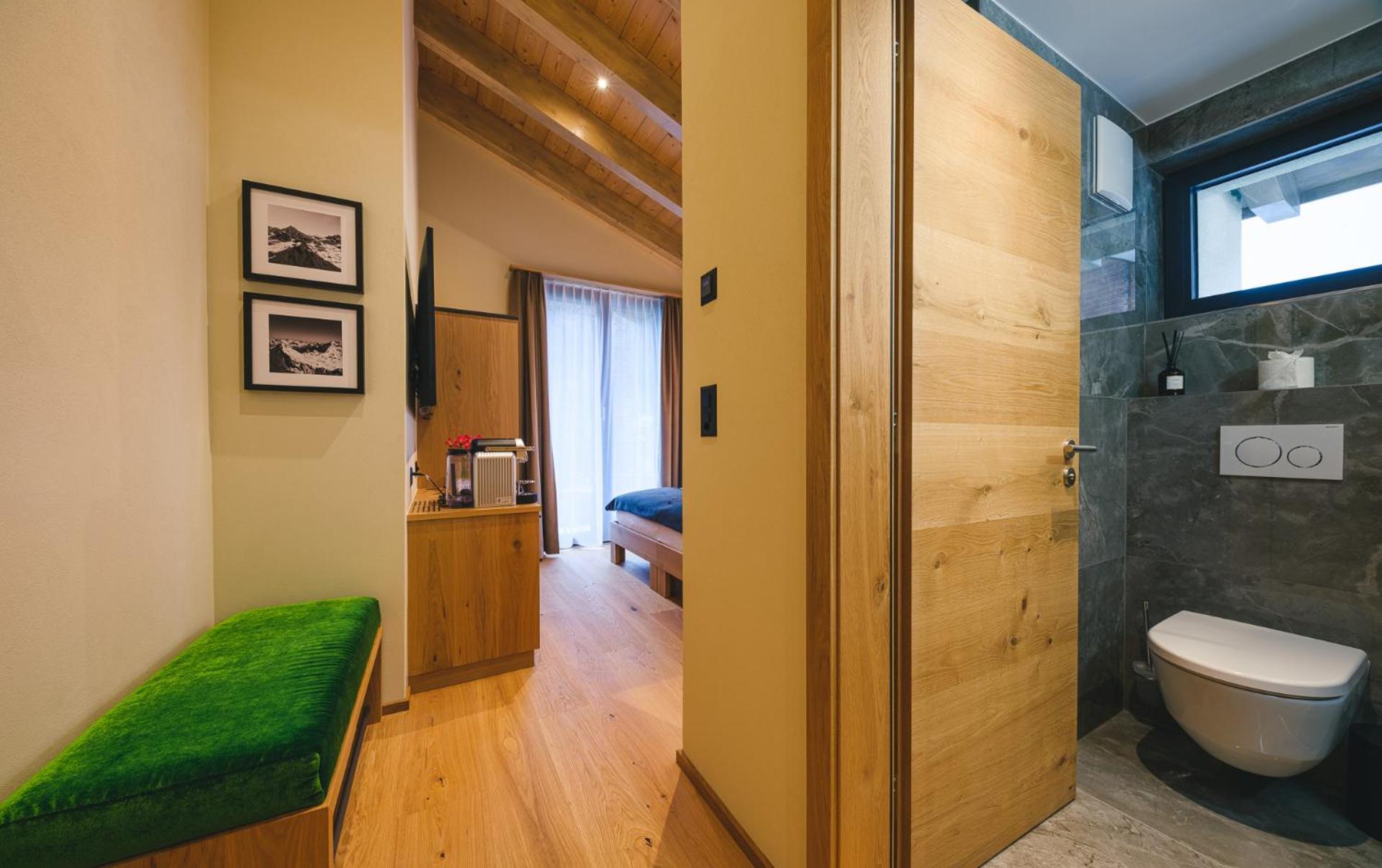 Deluxe Double Room with Balcony - Photo 22