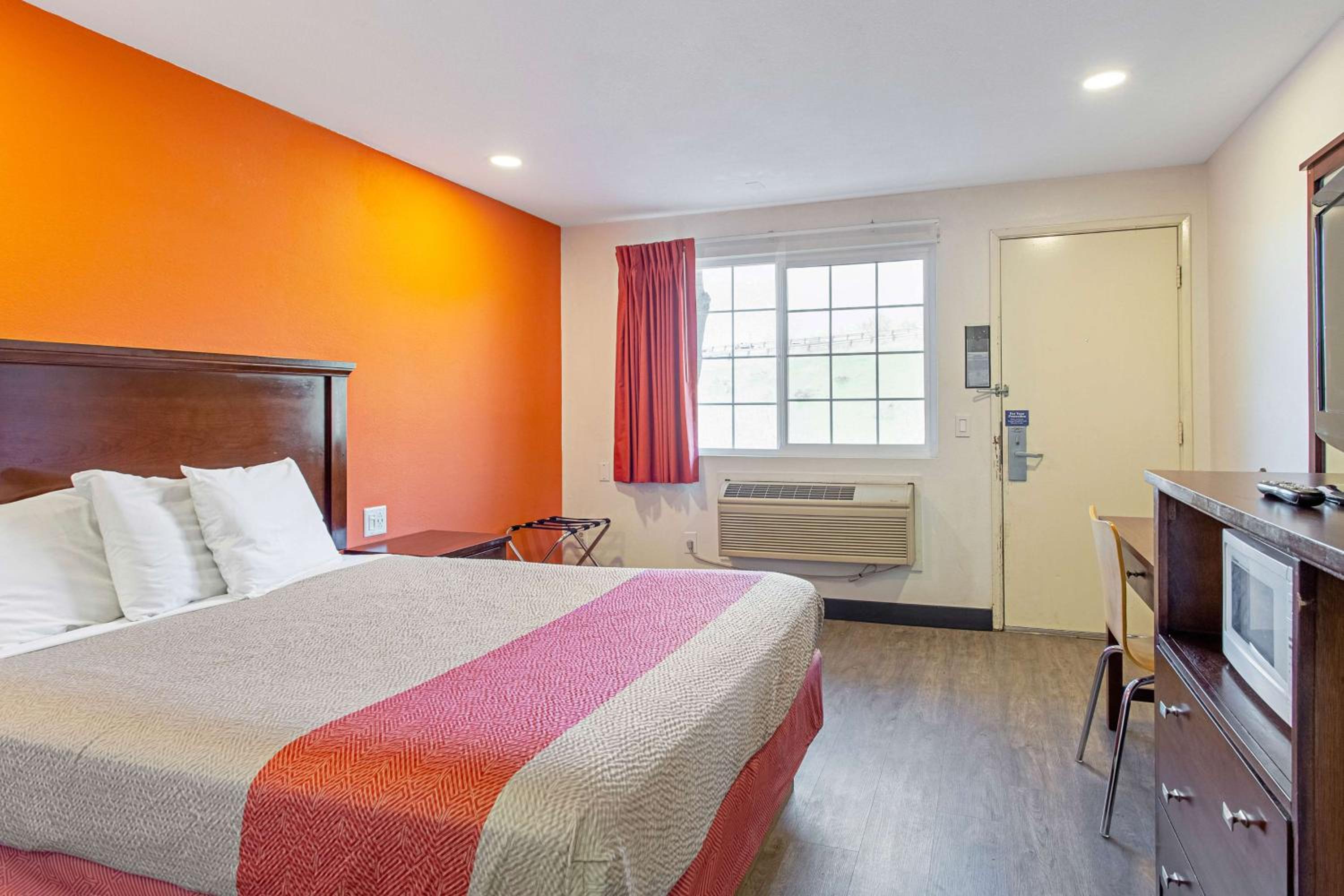 Queen Room - Disability Access - Non-Smoking - Photo 10