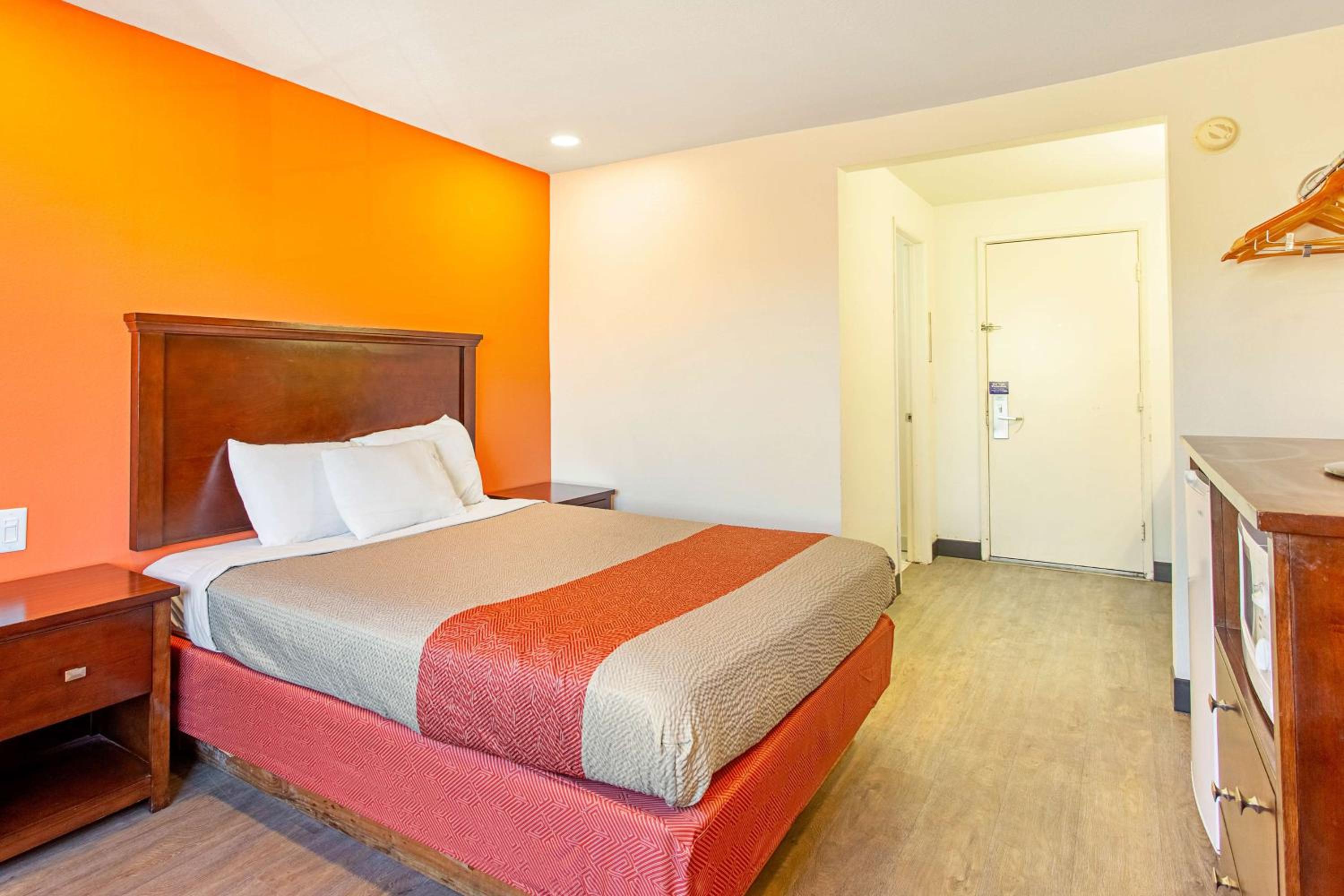 Queen Room - Disability Access - Non-Smoking - Photo 8