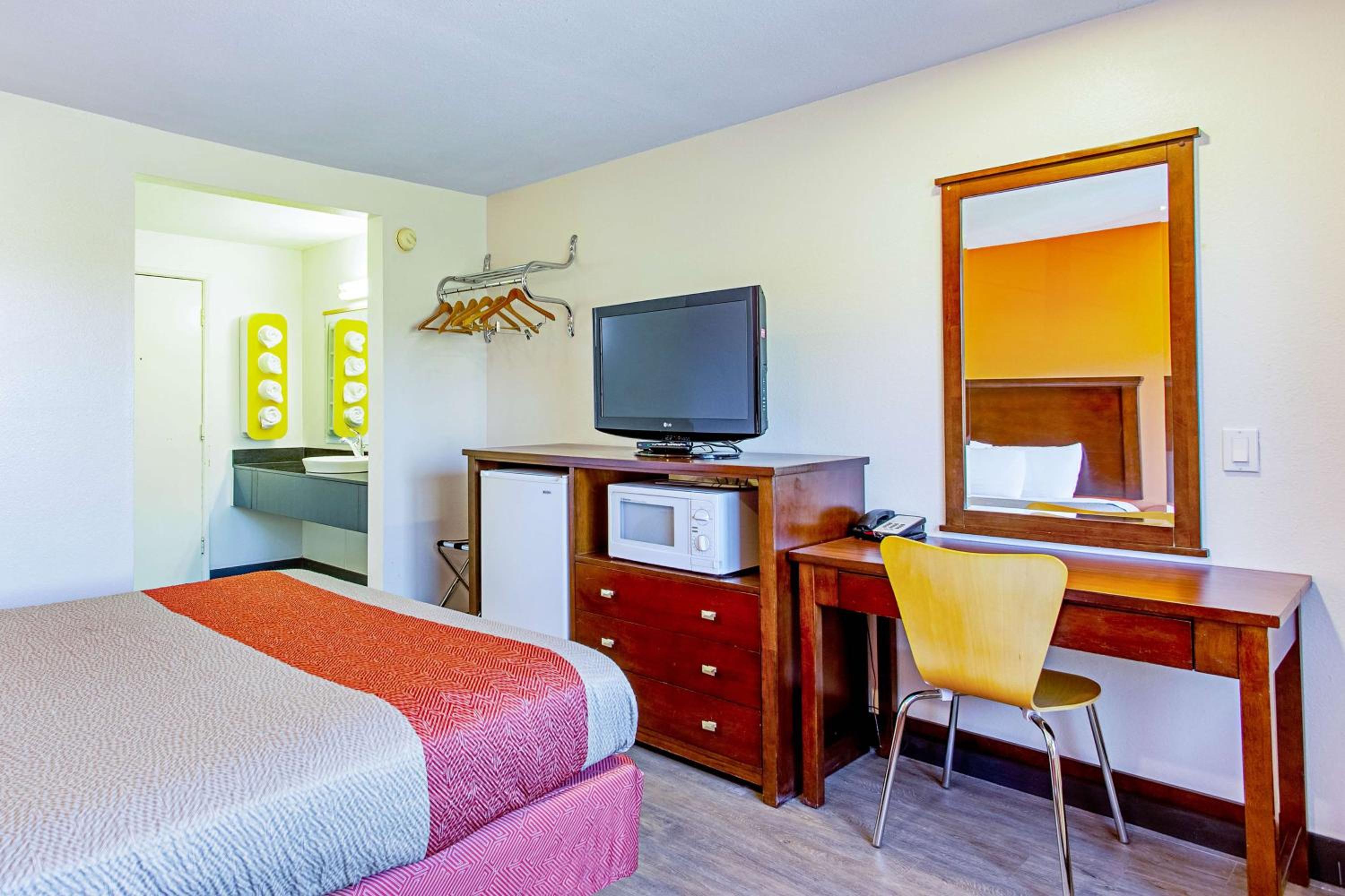 Queen Room - Disability Access - Non-Smoking - Photo 9