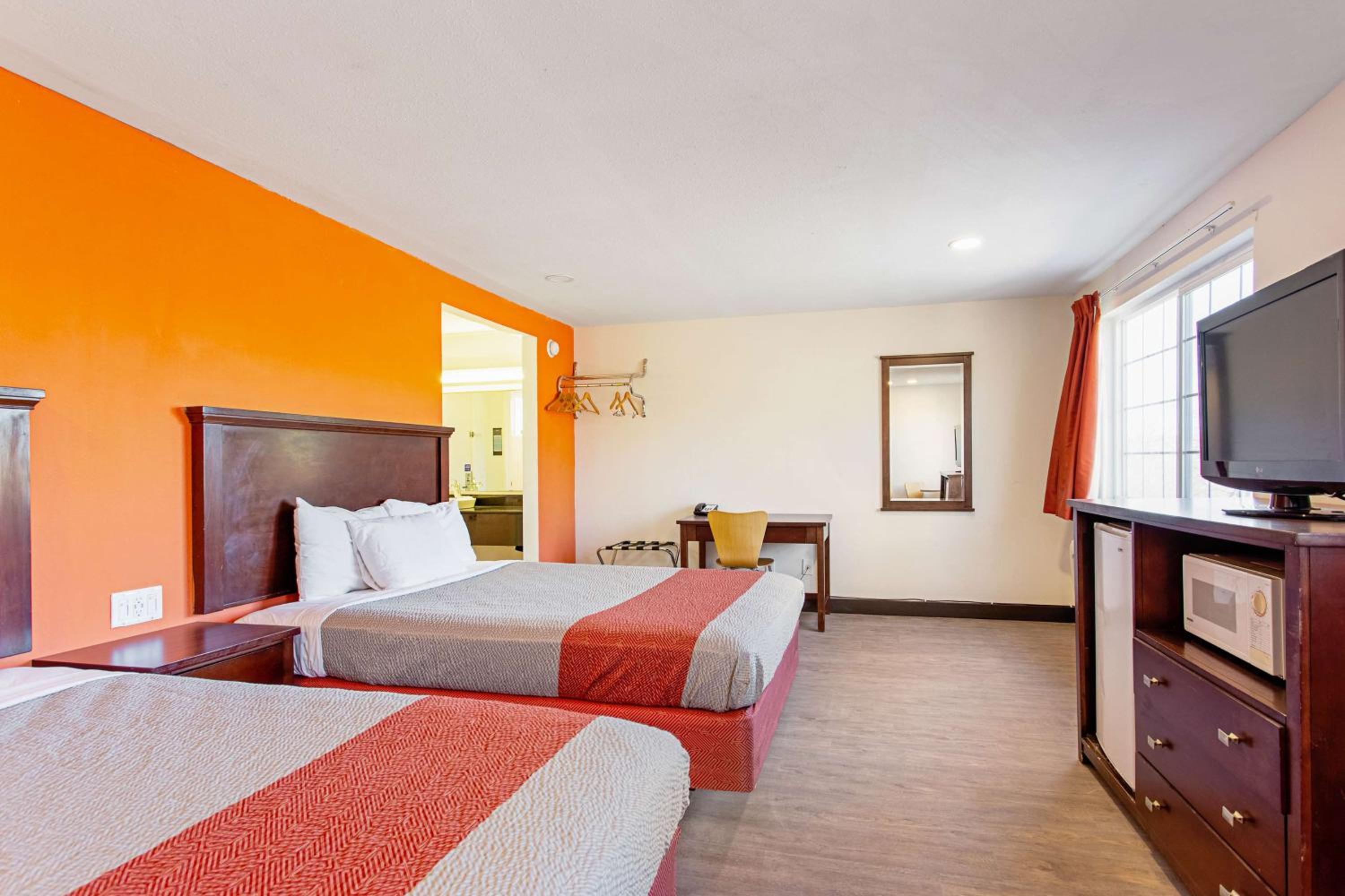 Queen Room with Two Queen Beds - Non-Smoking - Photo 5