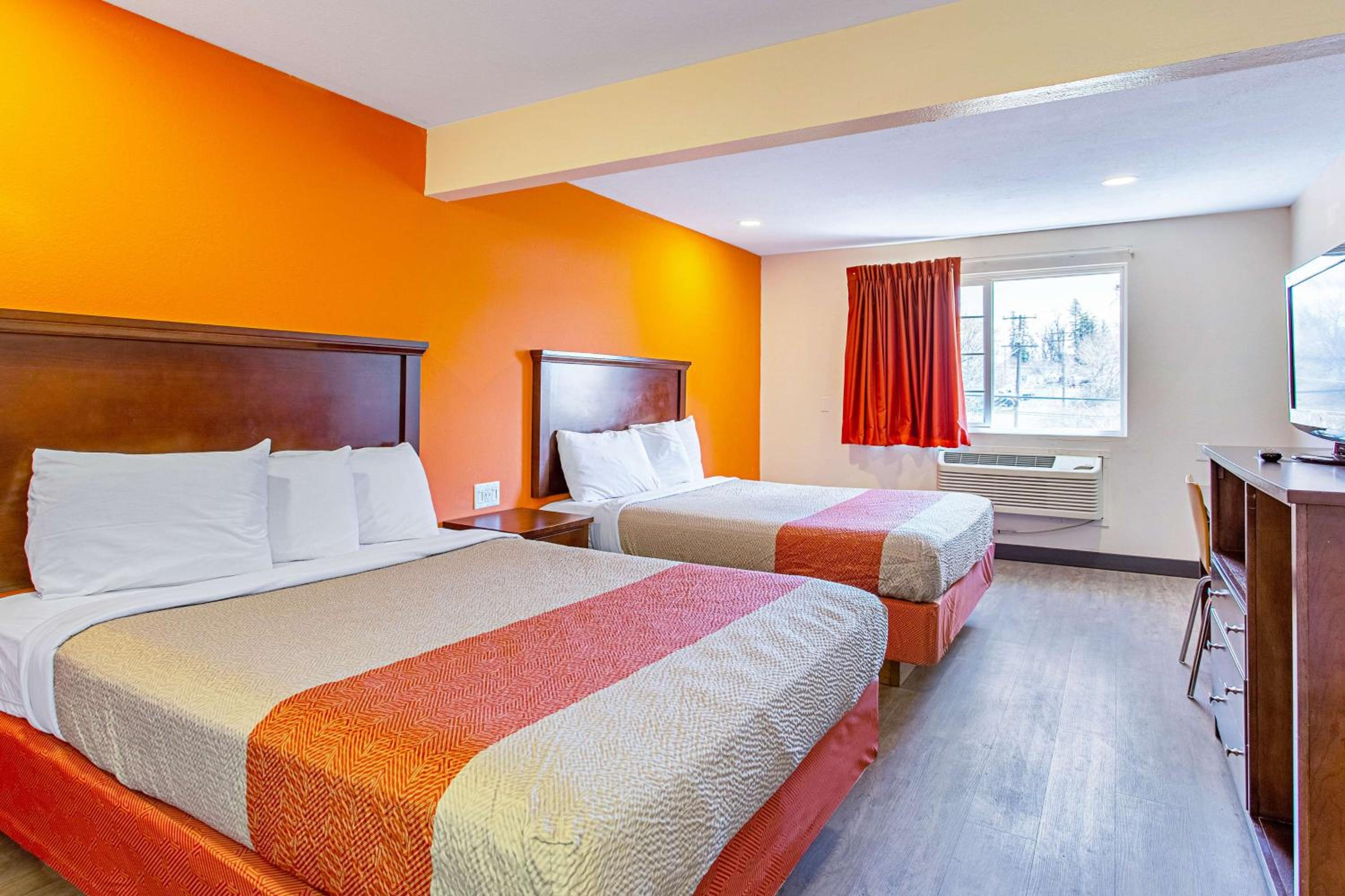 Queen Room with Two Queen Beds - Non-Smoking - Photo 7