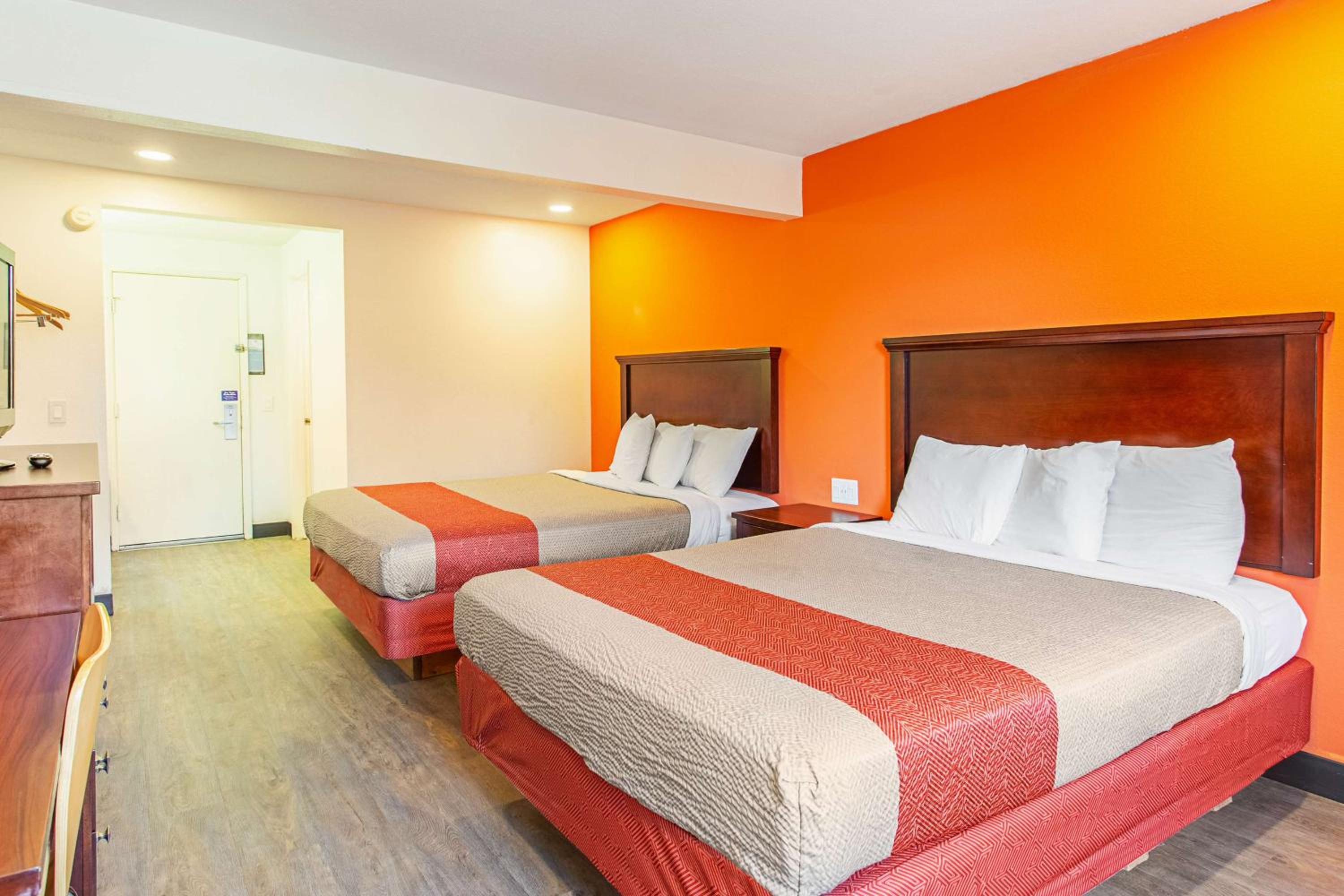 Queen Room with Two Queen Beds - Non-Smoking - Photo 8