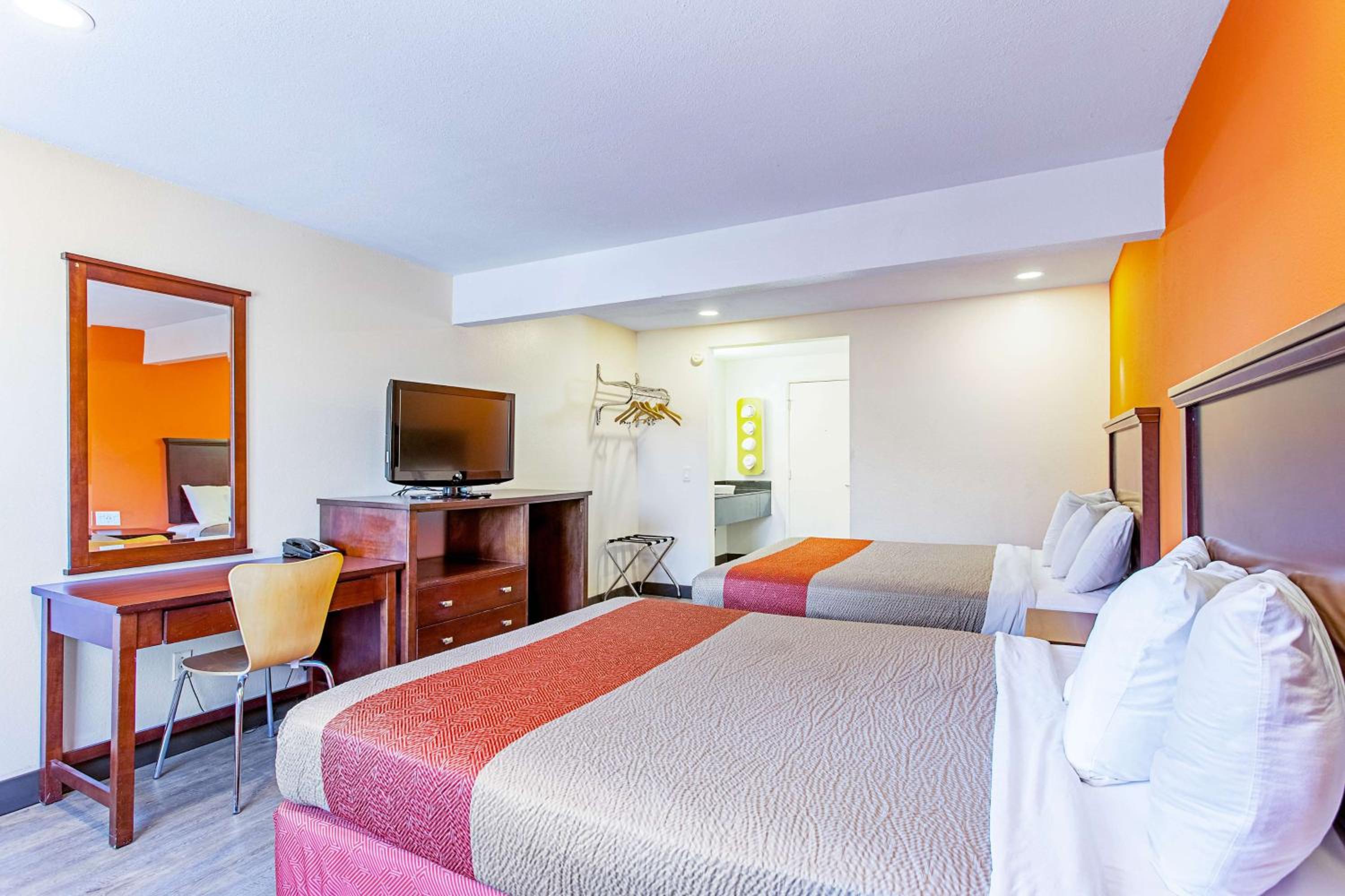 Queen Room with Two Queen Beds - Non-Smoking - Photo 9