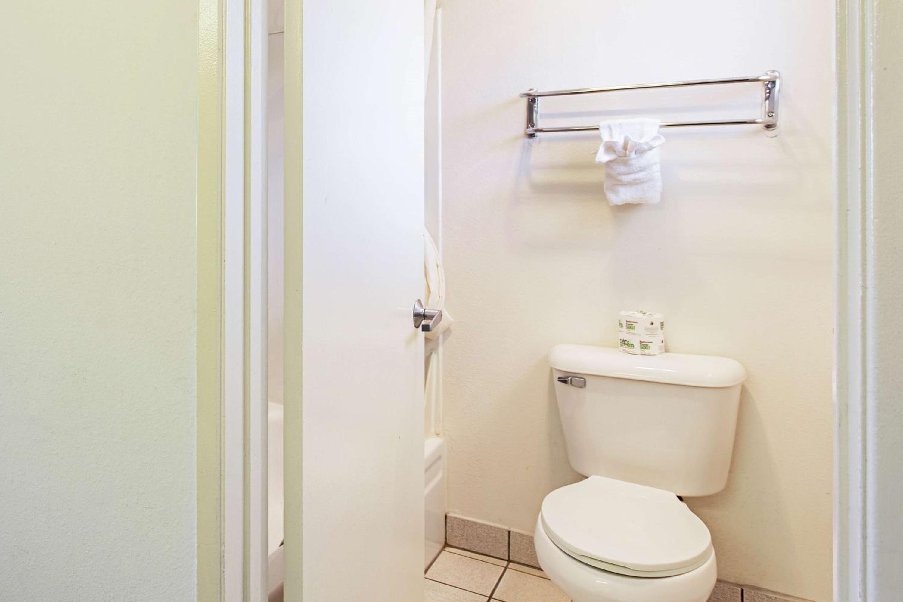 Queen Room - Non-Smoking - Photo 11