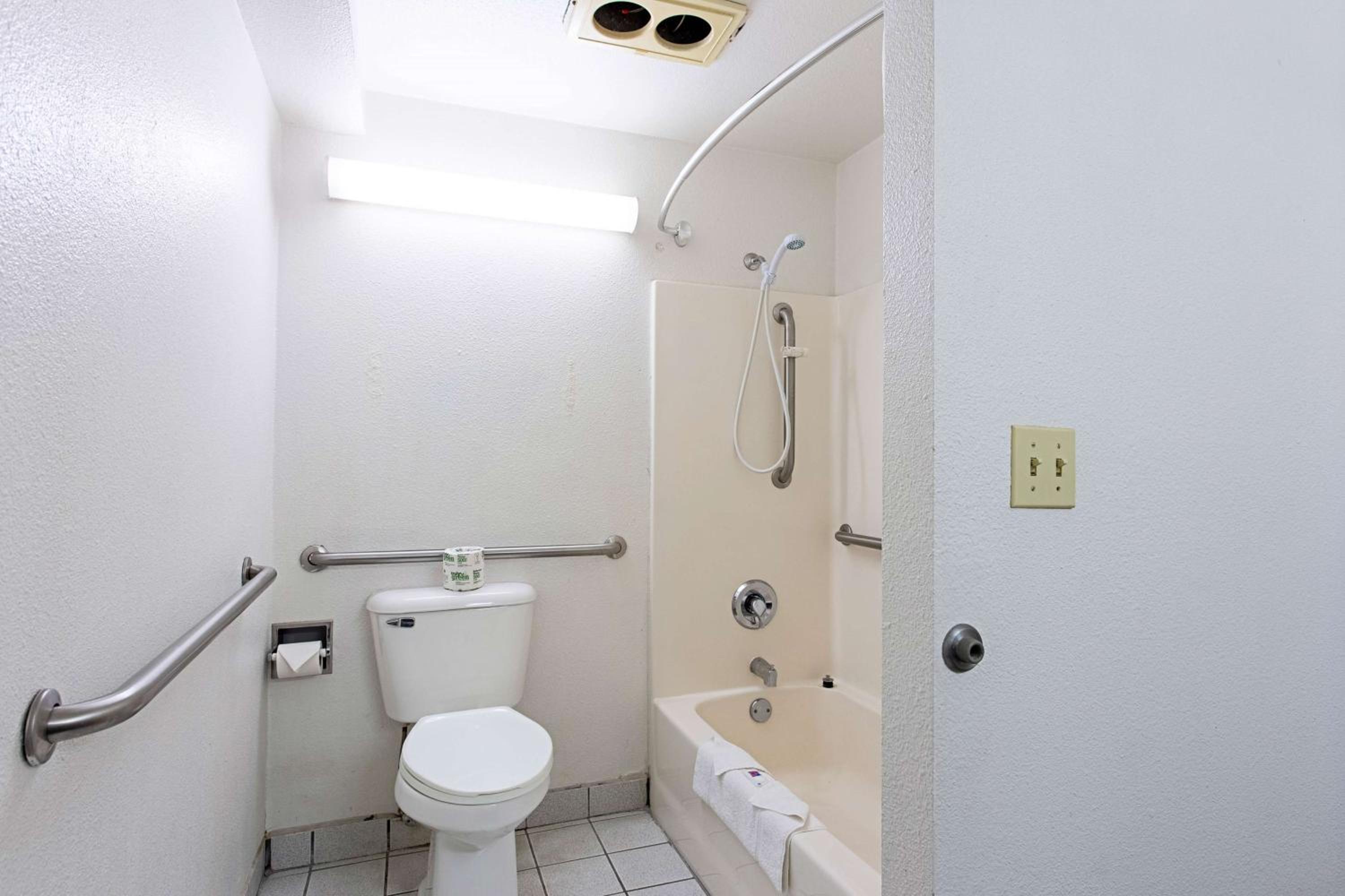 Queen Room - Disability Access - Non-Smoking - Photo 11