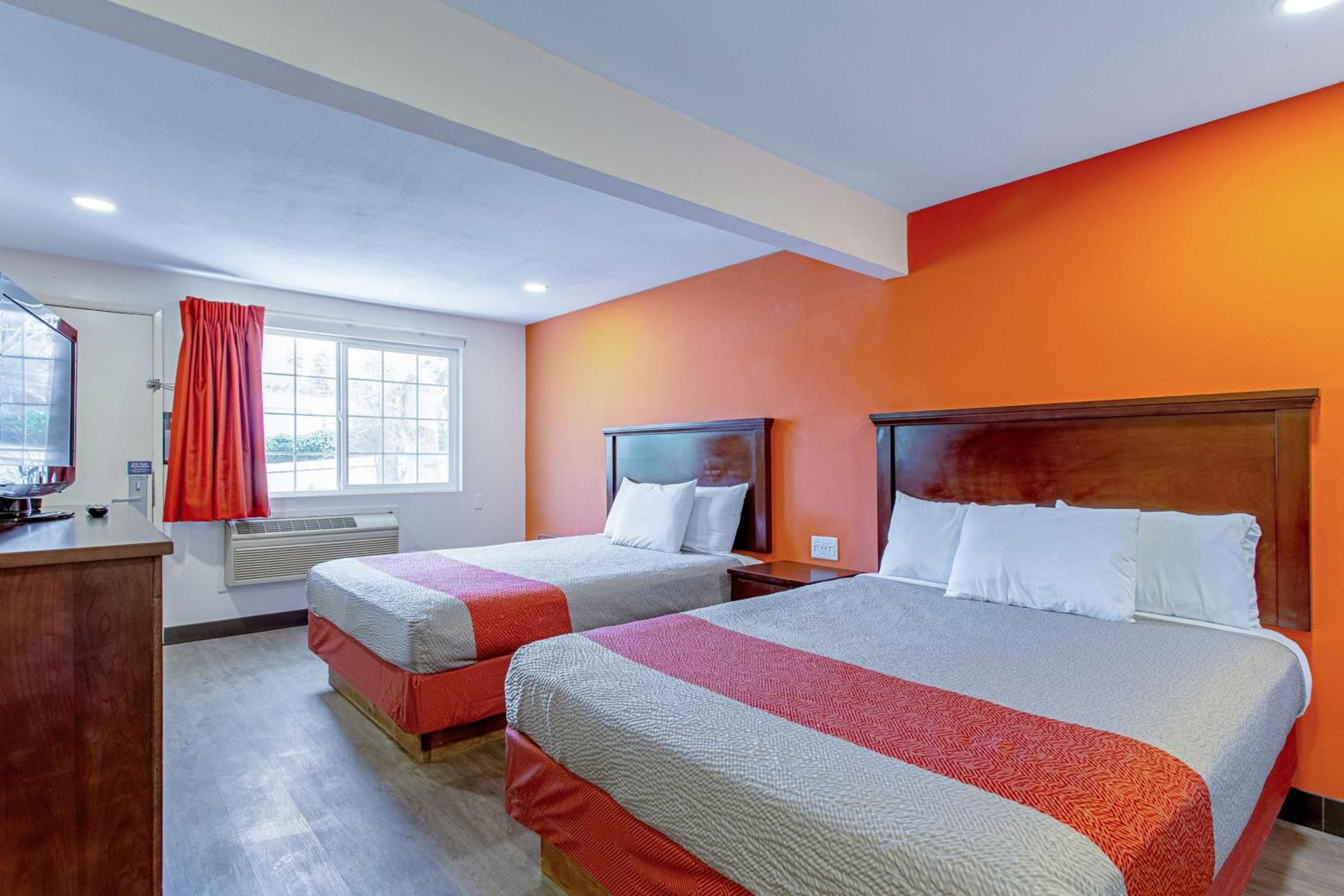 Queen Room with Two Queen Beds - Non-Smoking - Photo 10