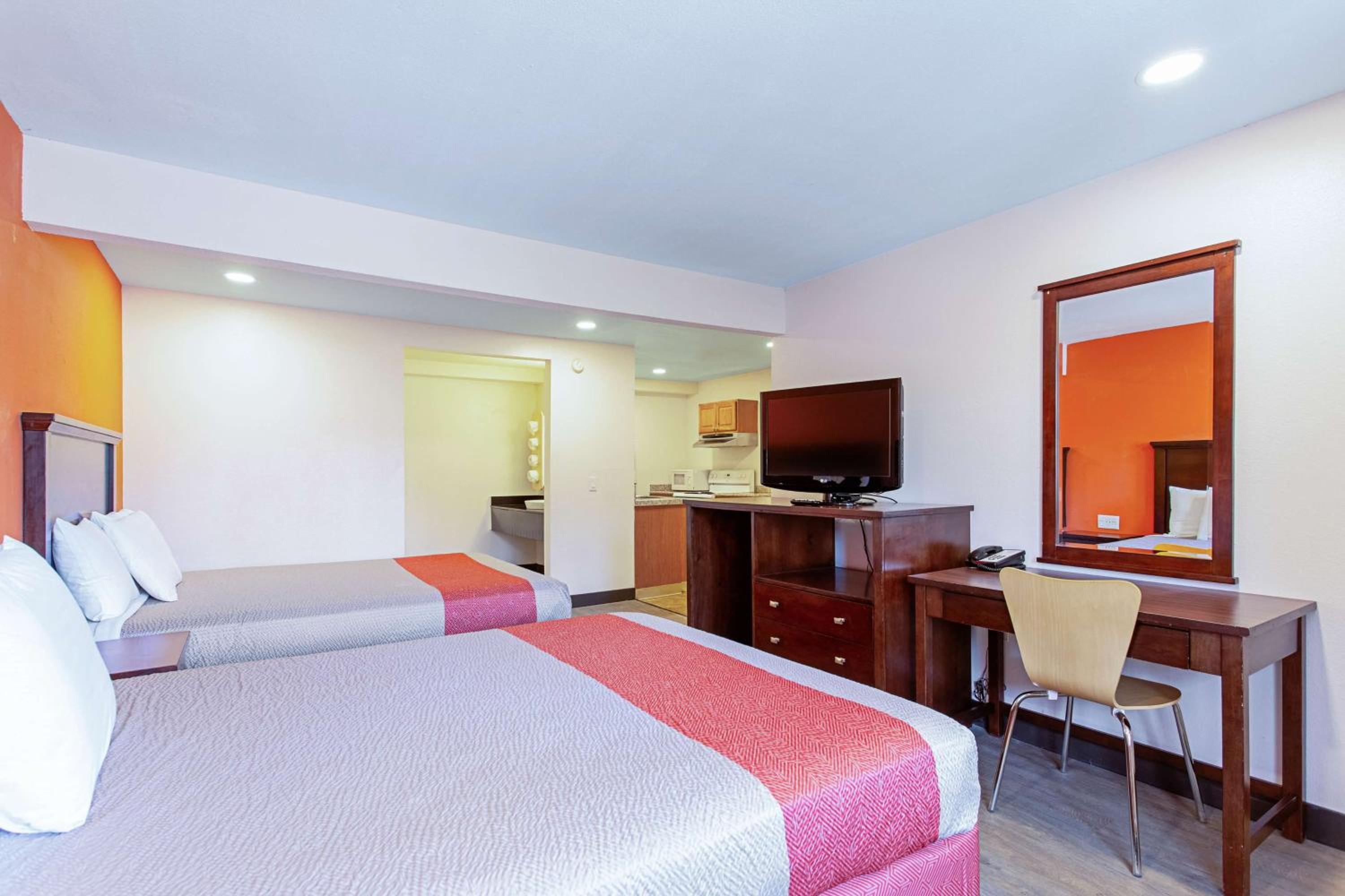 Queen Room with Two Queen Beds - Non-Smoking - Photo 11