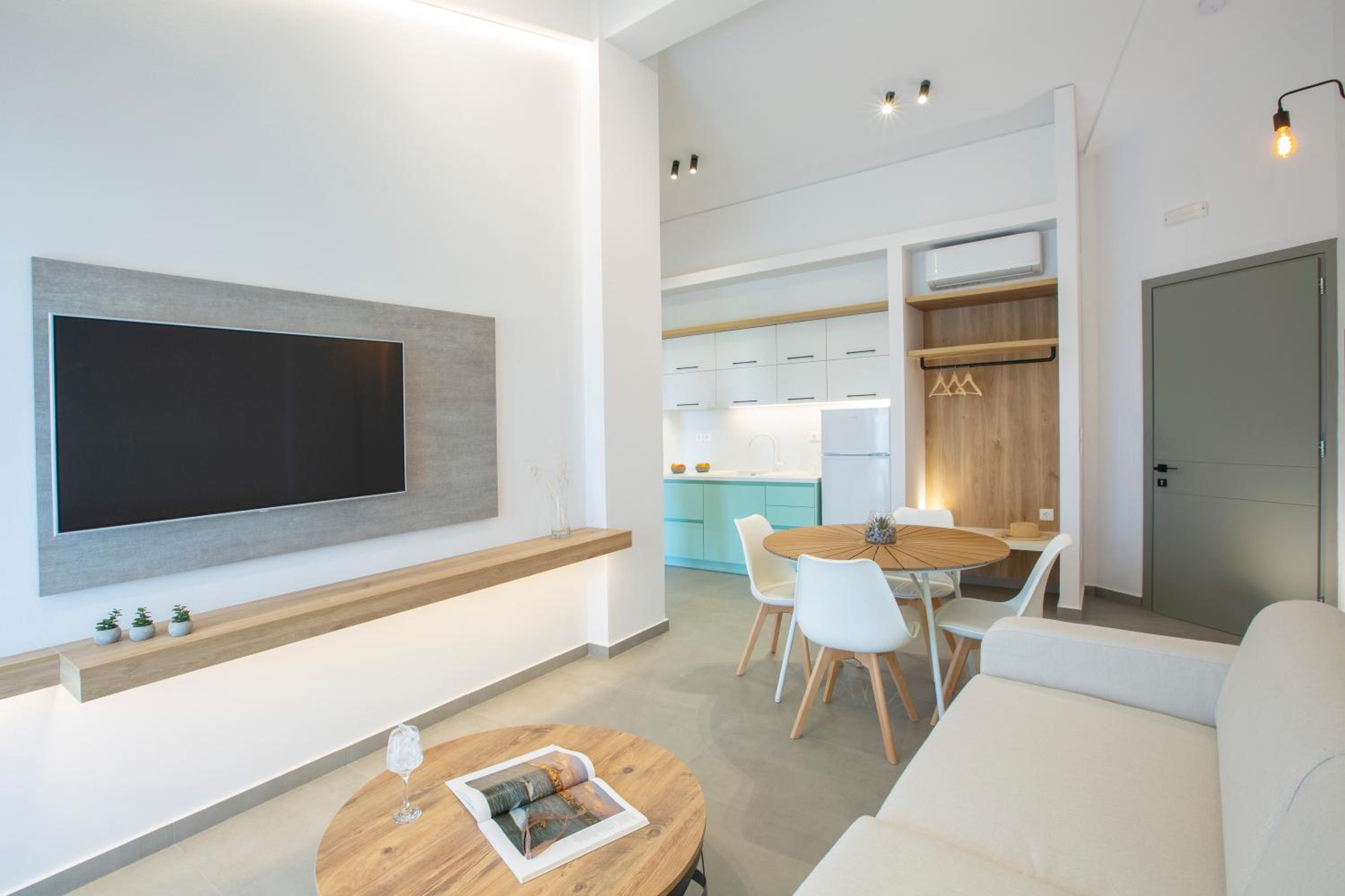 Family Room with Garden View - Photo 25