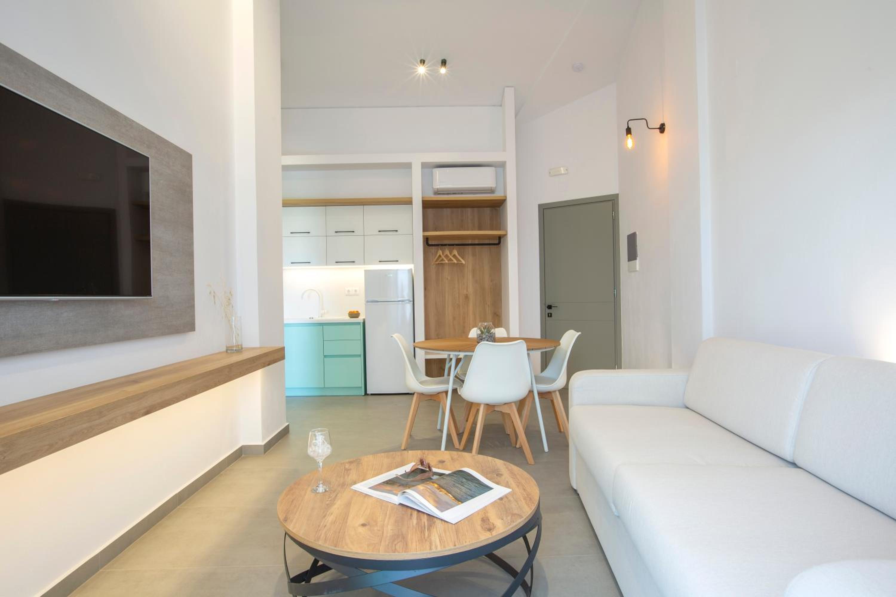 Family Room with Garden View - Photo 24