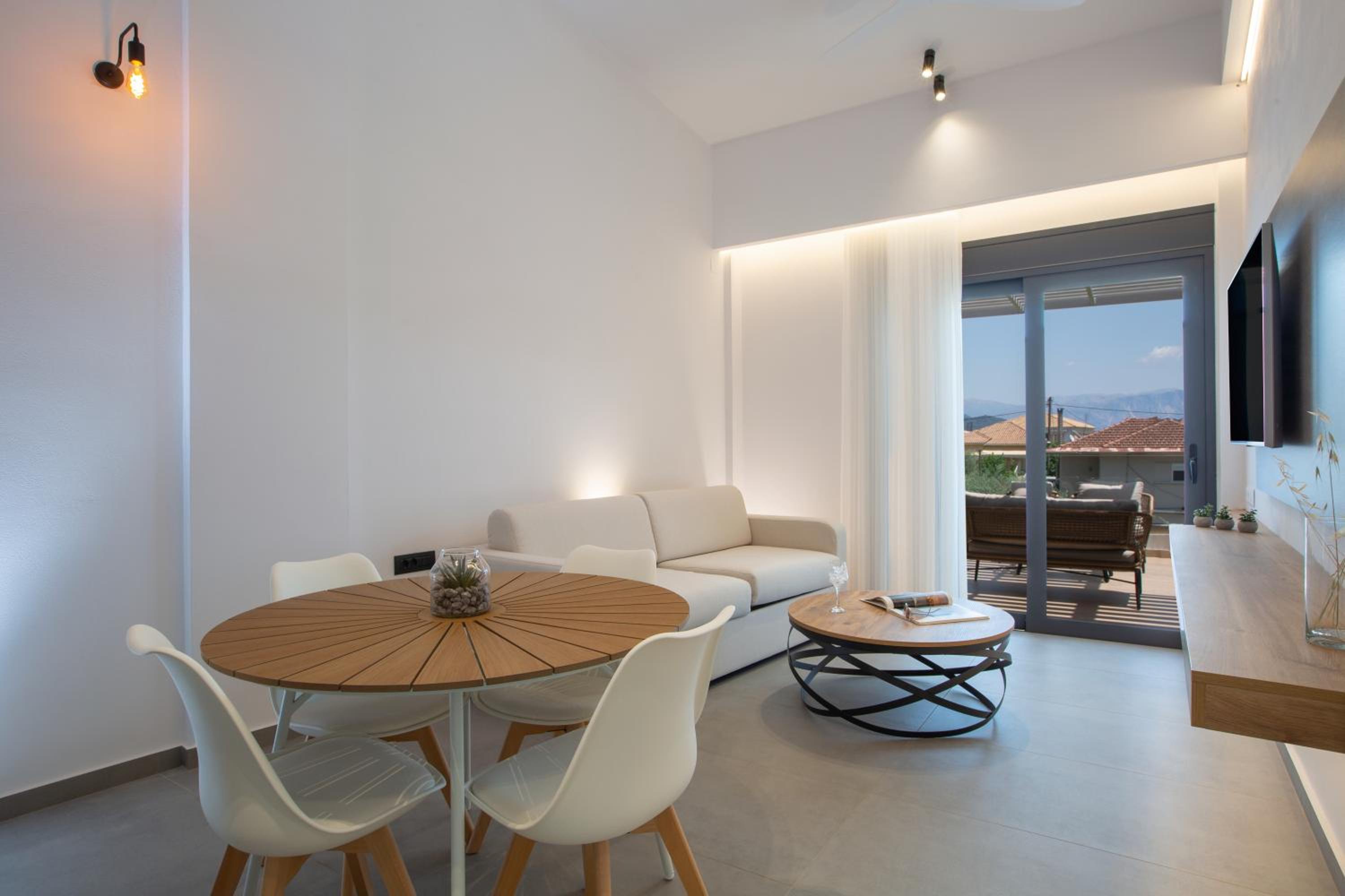 Family Room with Garden View - Photo 4