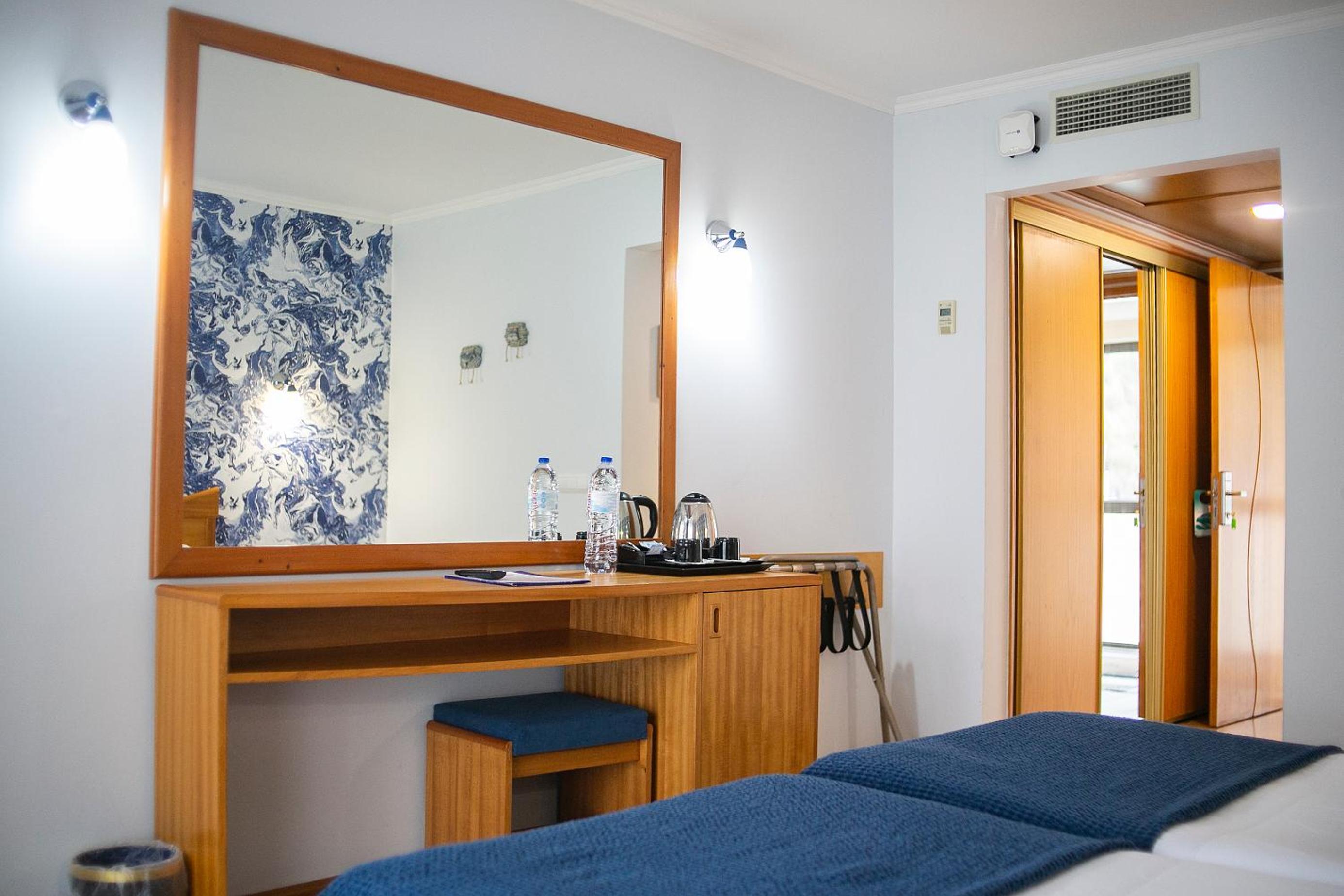 Twin Room with Partial Sea View - Photo 6