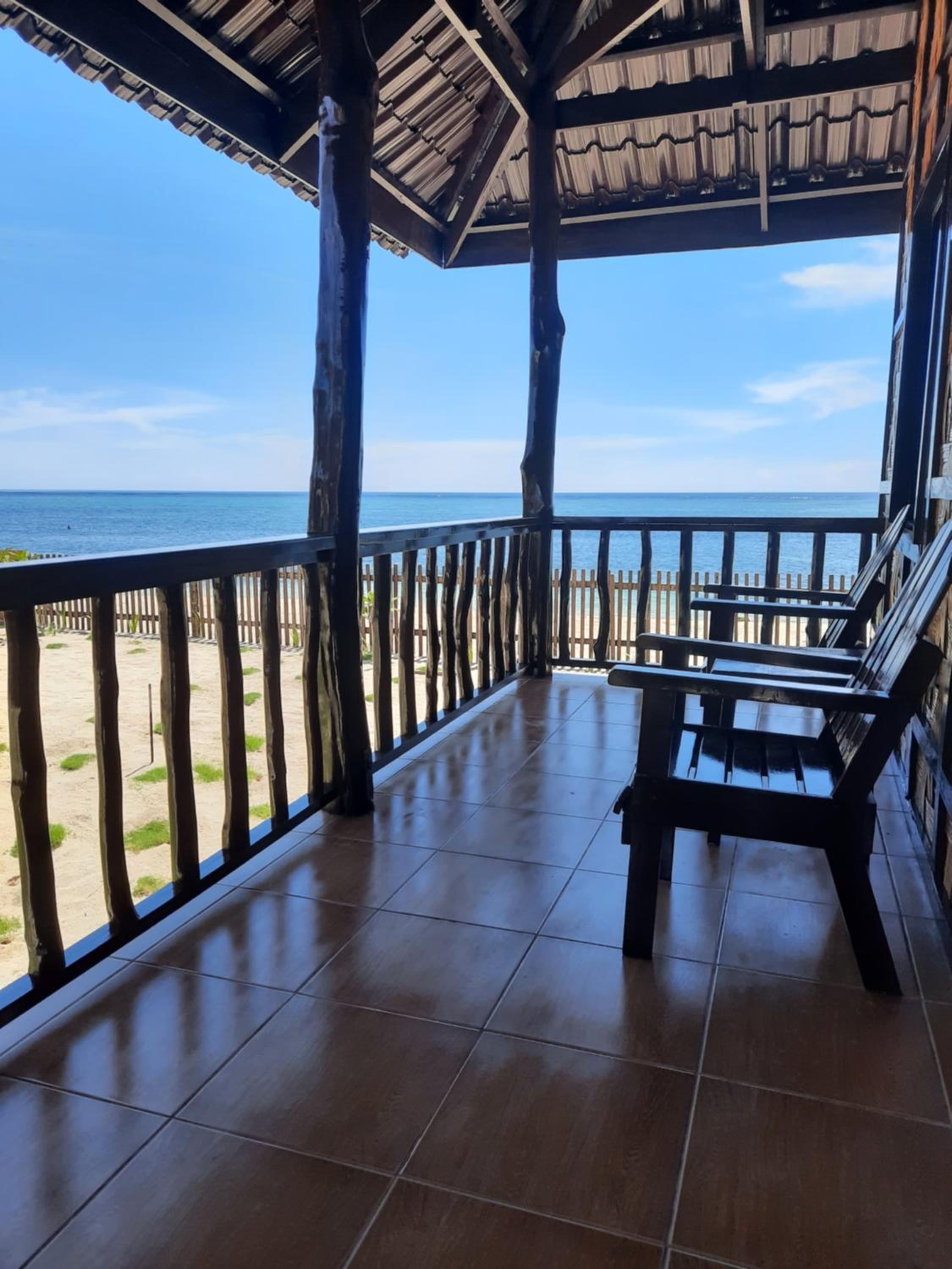 Superior Beachfront Bungalow - Photo 8