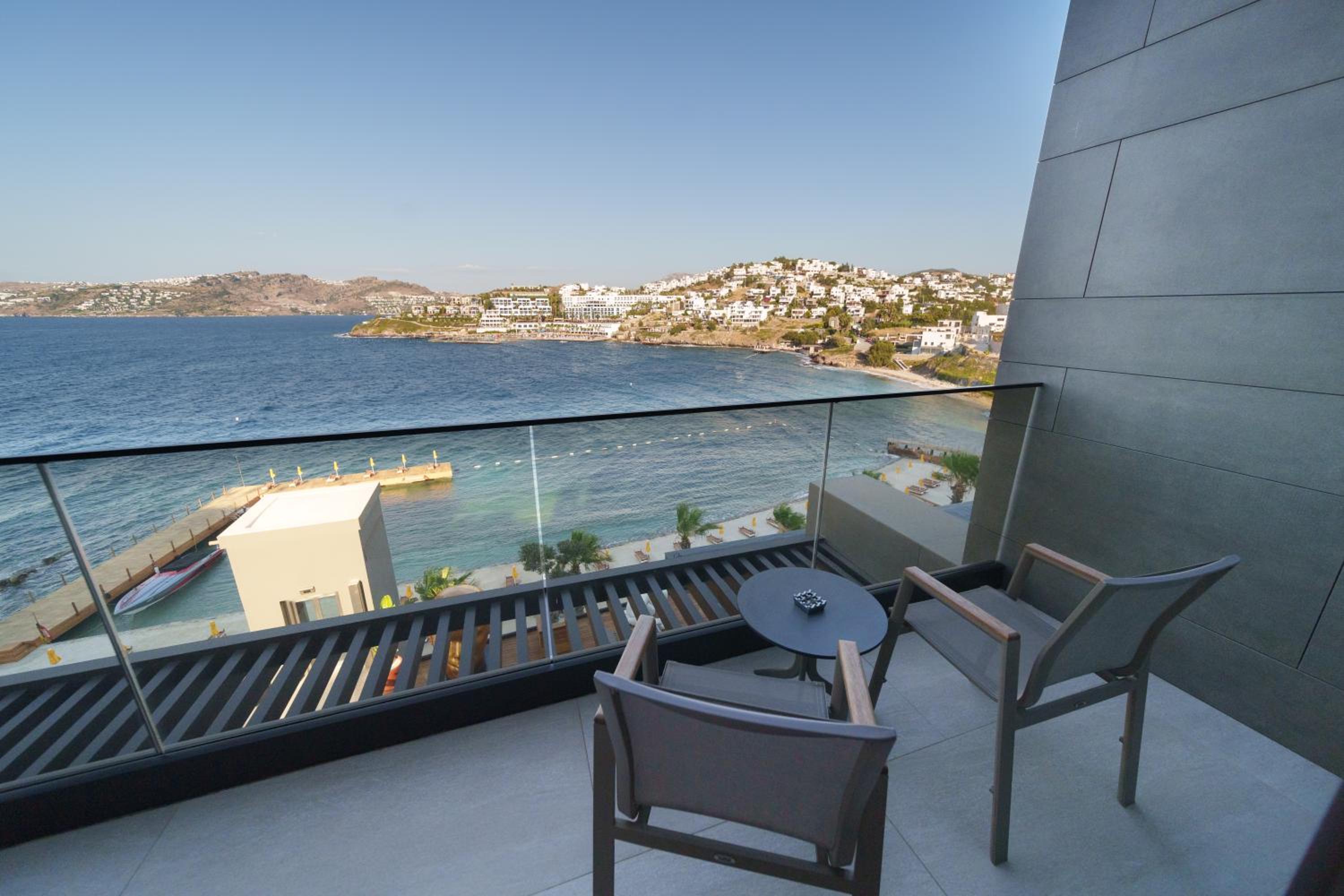 Deluxe King Room with Sea View - Photo 5