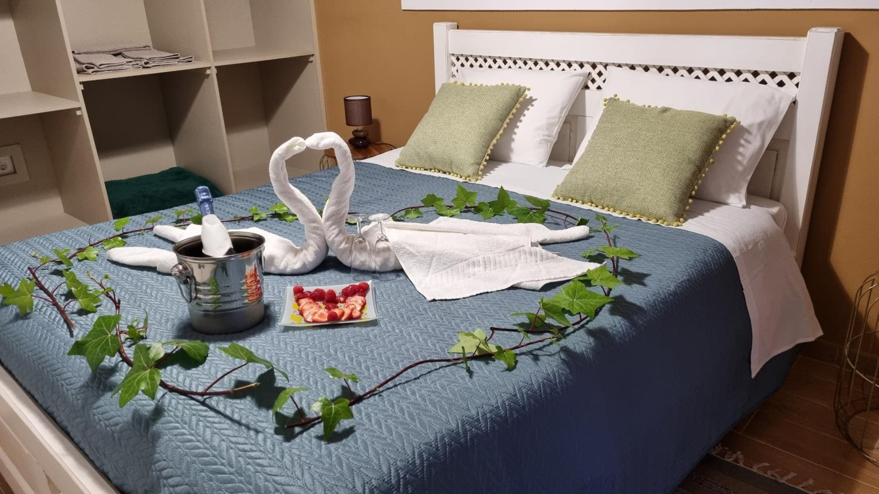 Deluxe Double Room with Balcony - Photo 5