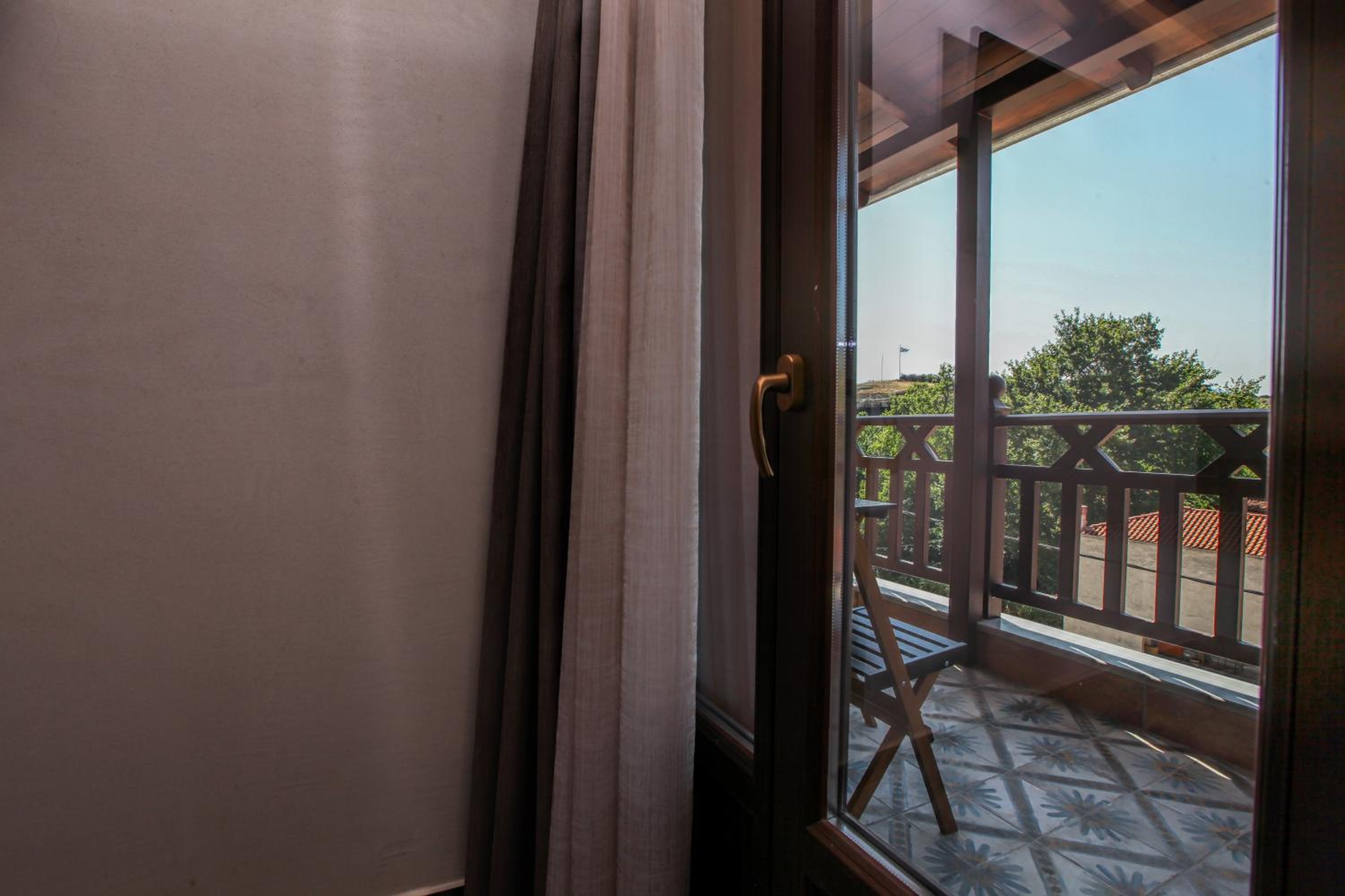 Deluxe King Suite - Photo 2
