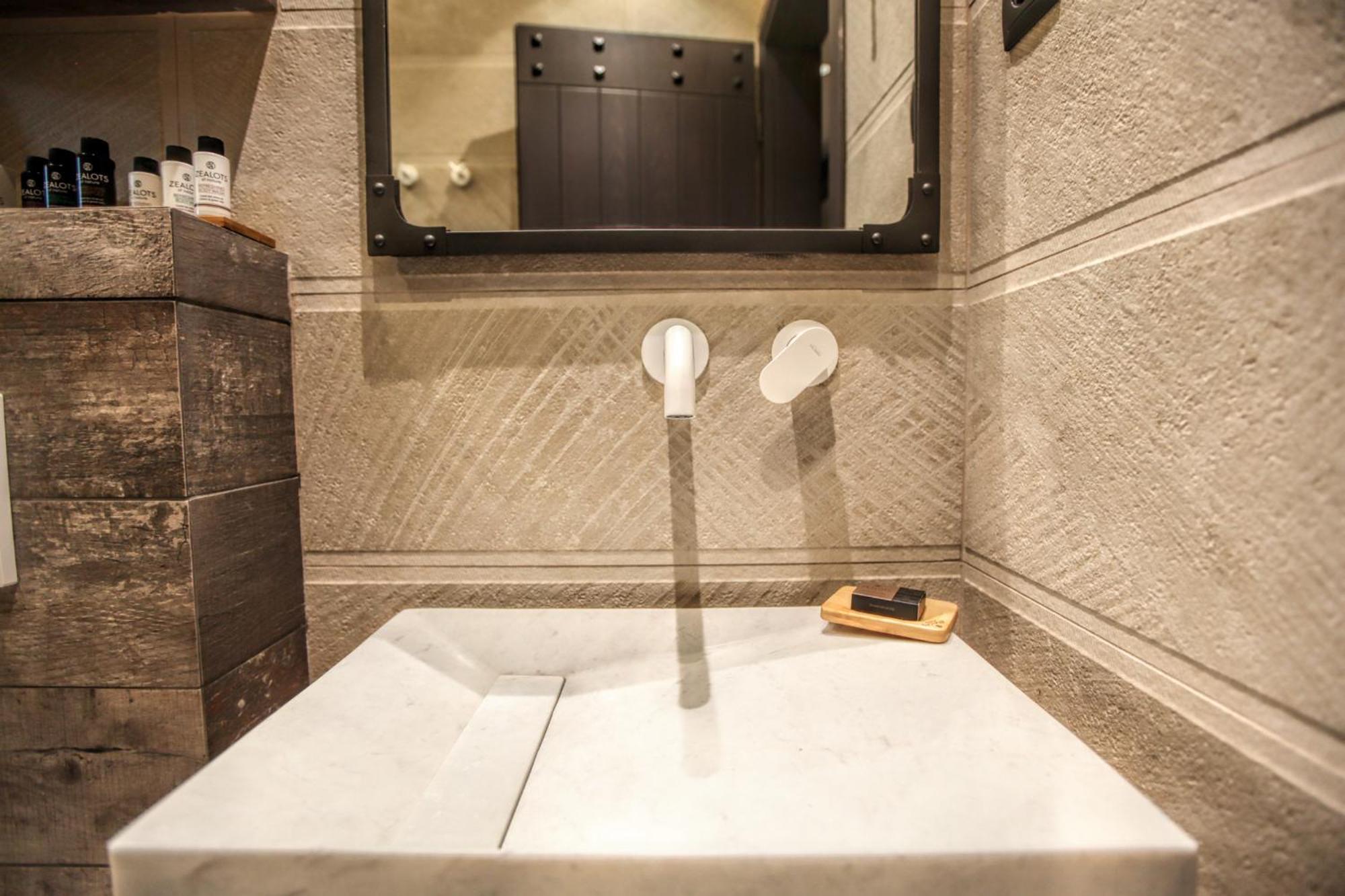 Deluxe King Suite - Photo 3